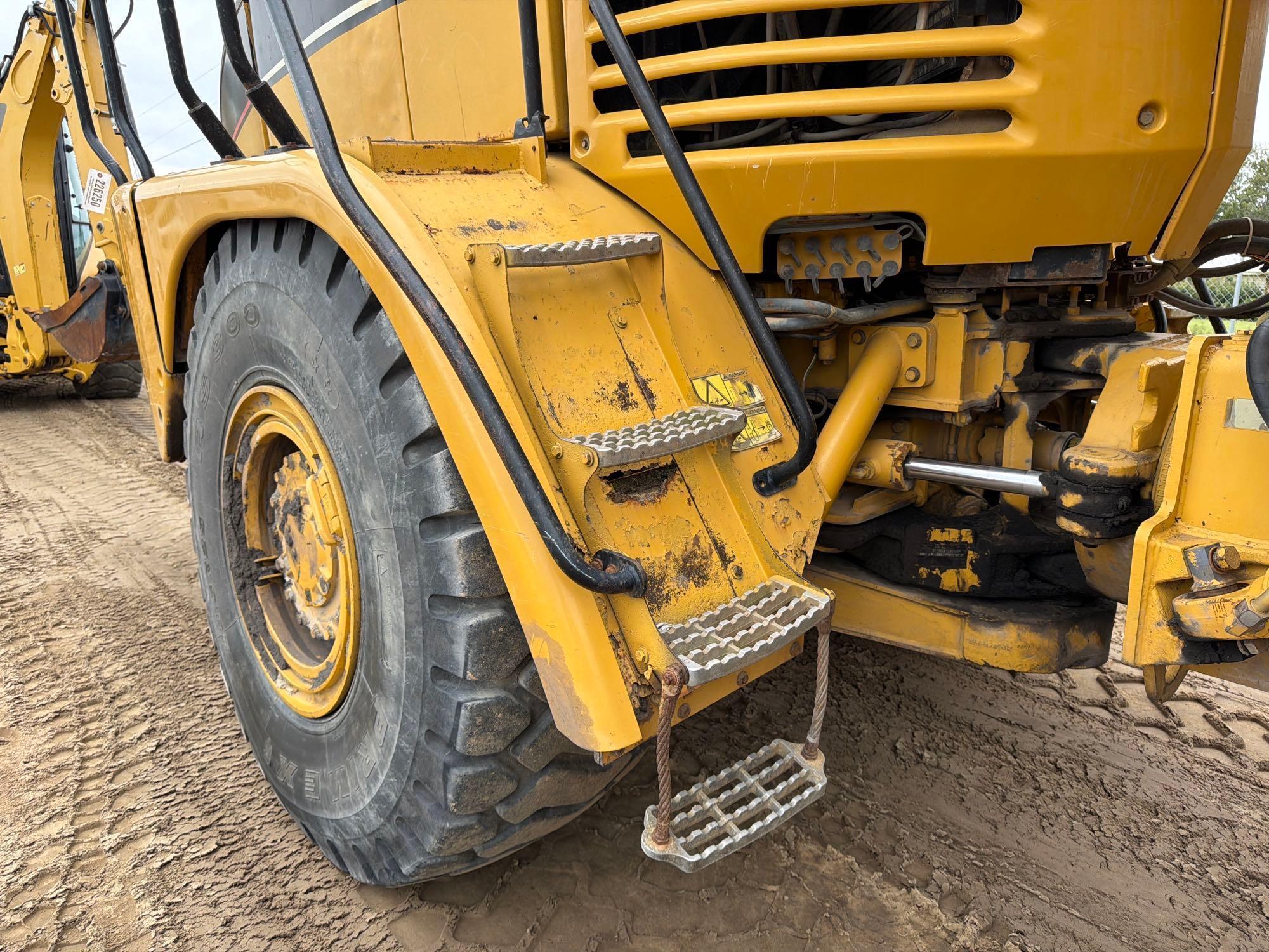 2005 Caterpillar 725