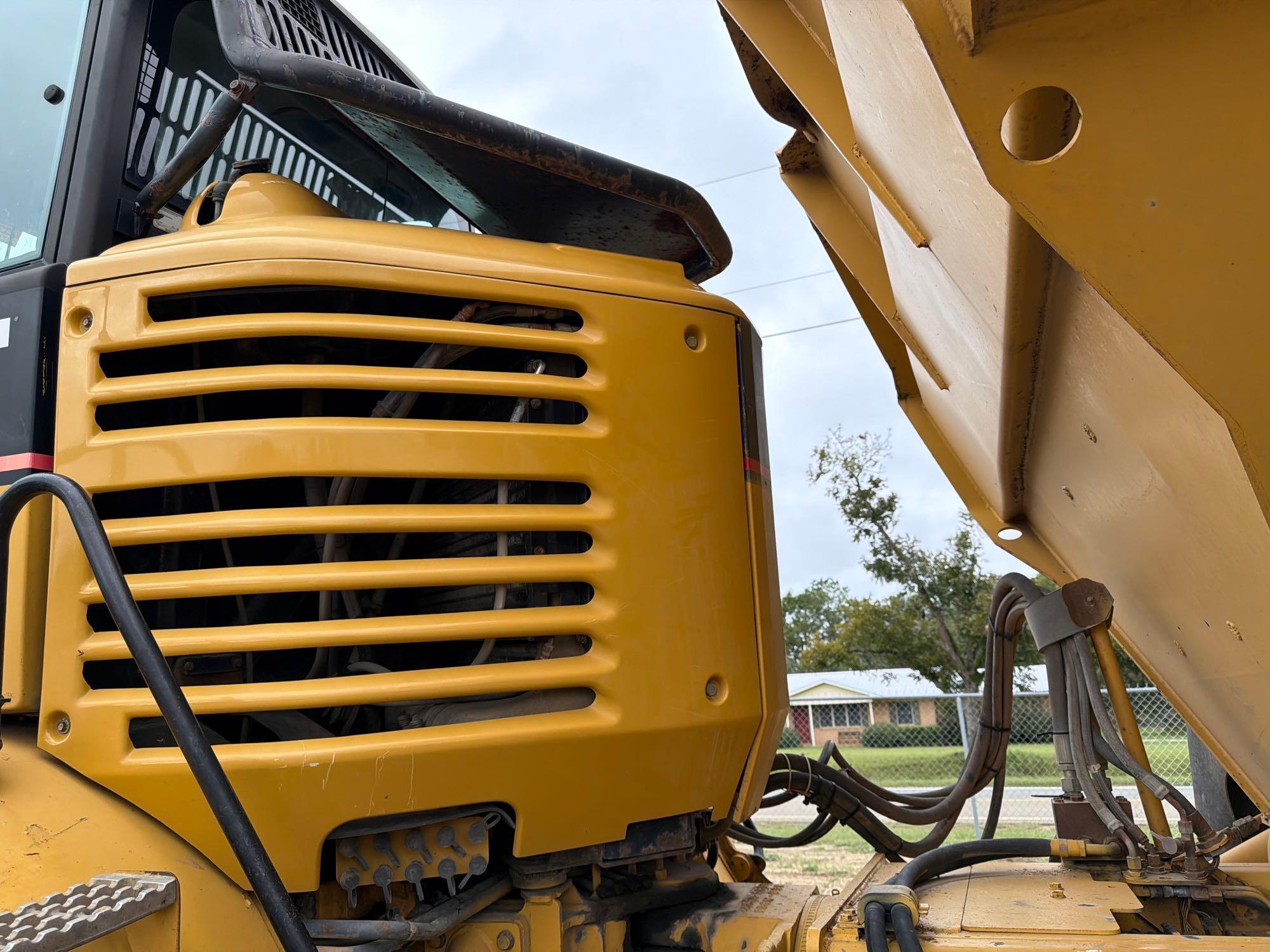 2005 Caterpillar 725