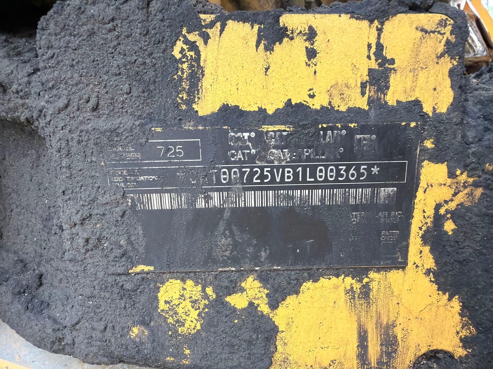 2005 Caterpillar 725