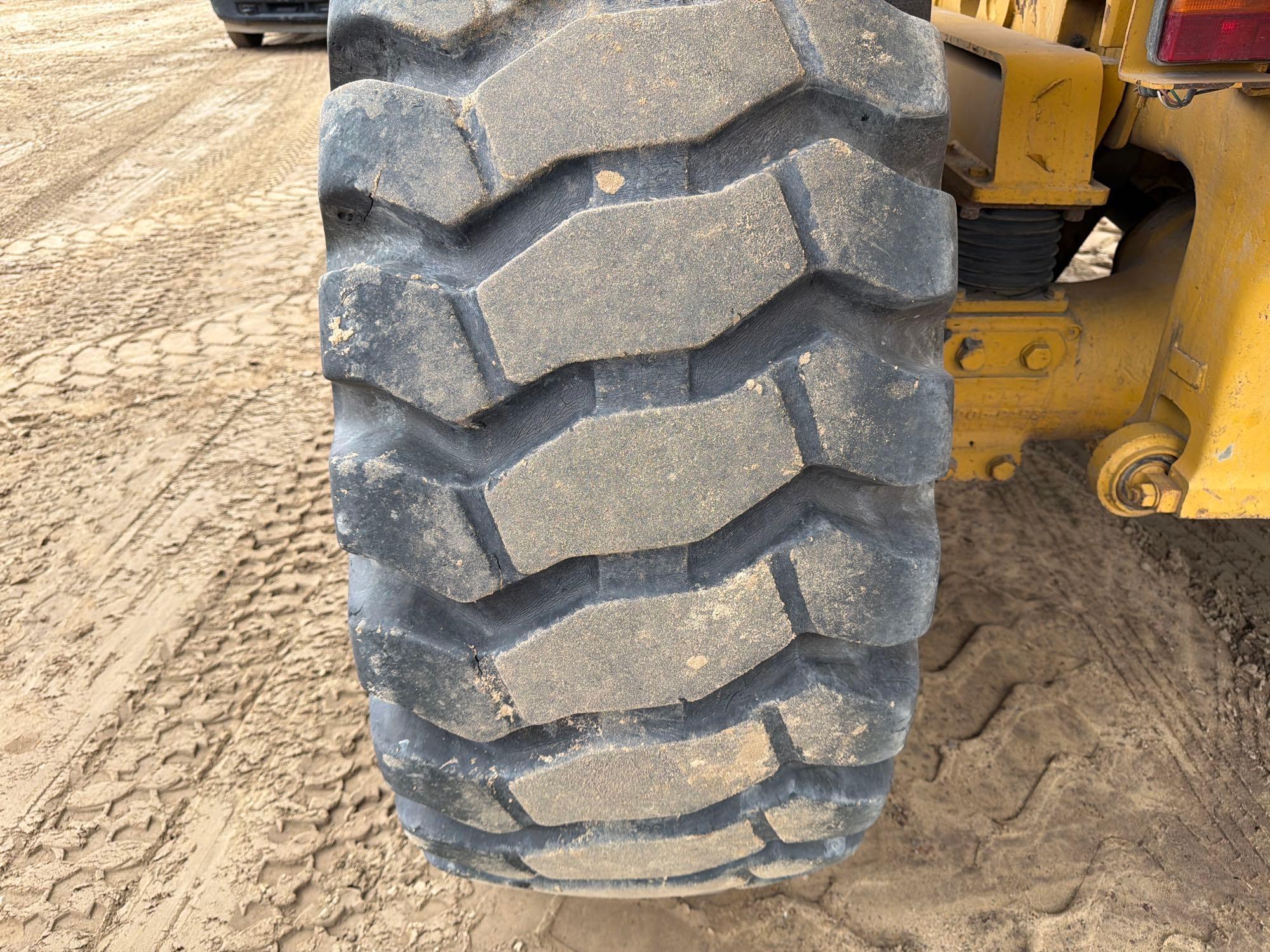 2005 Caterpillar 725