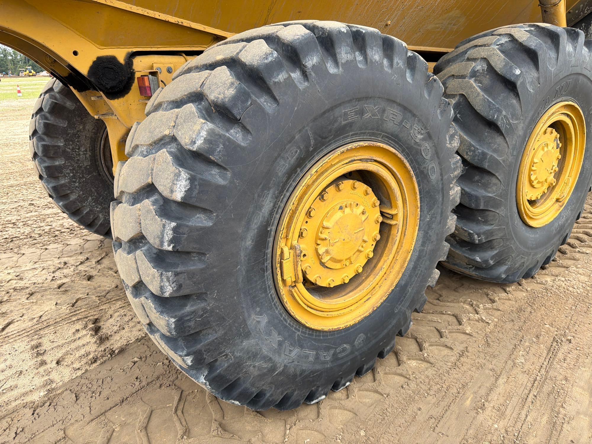 2005 Caterpillar 725