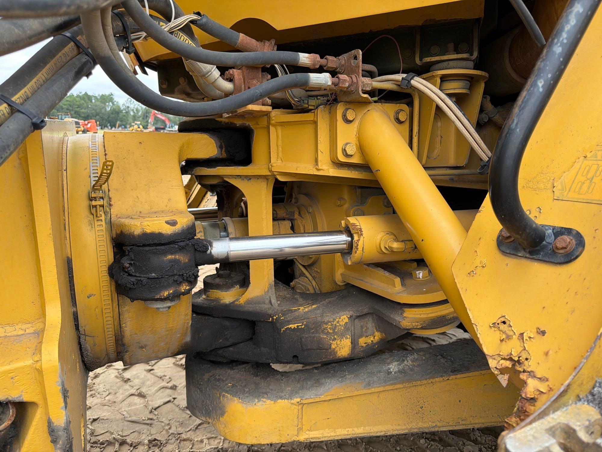 2005 Caterpillar 725