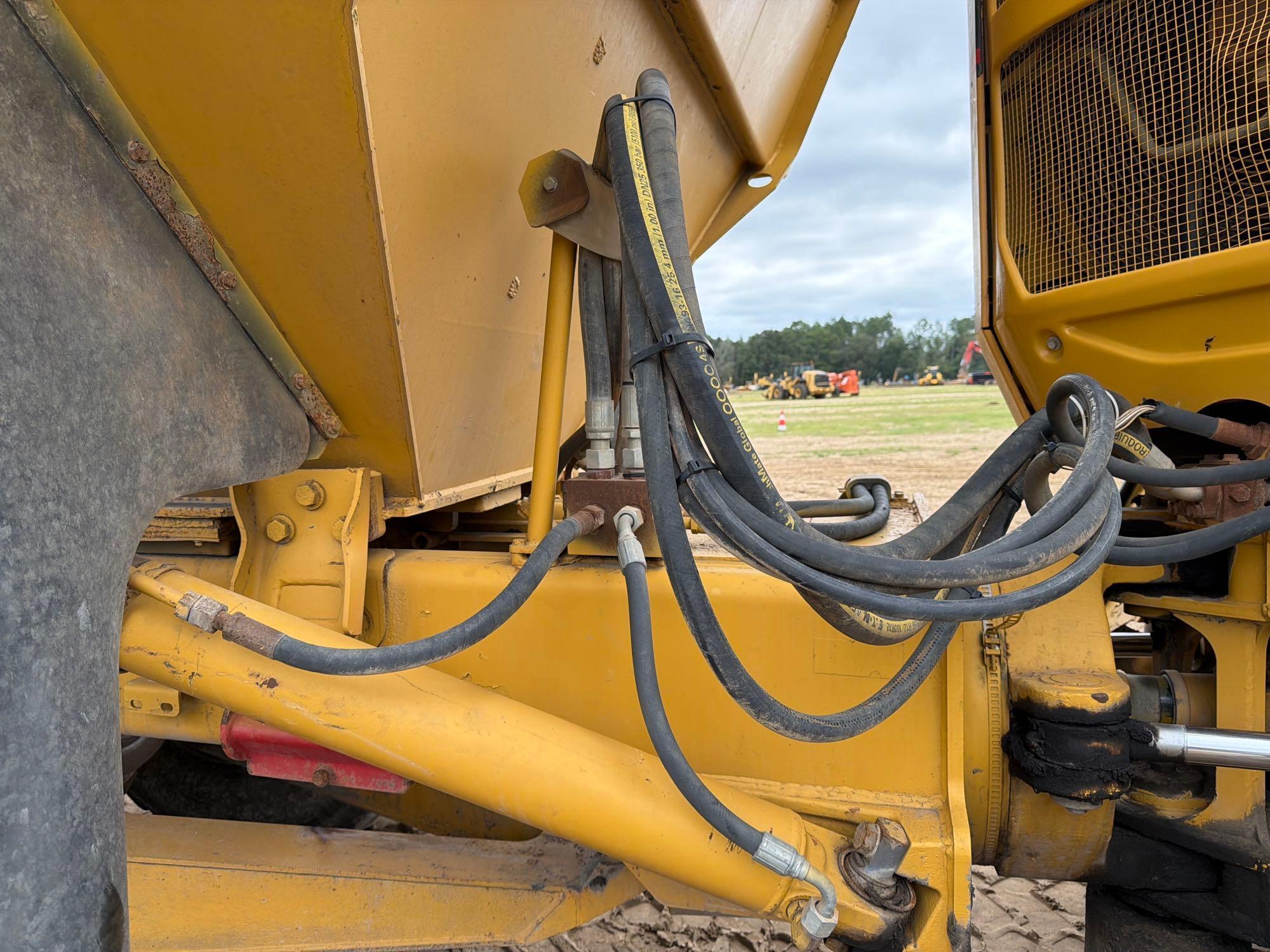 2005 Caterpillar 725