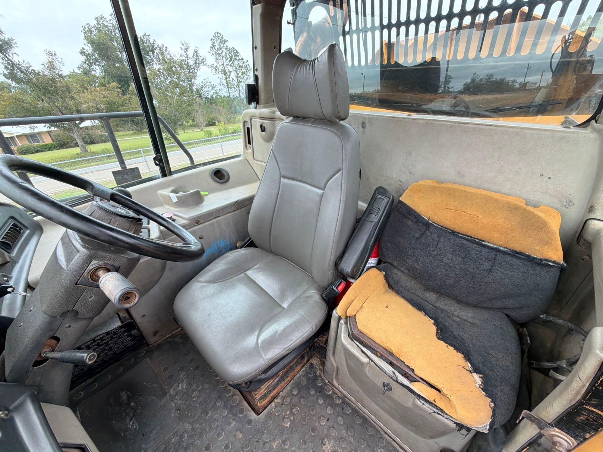 2005 Caterpillar 725