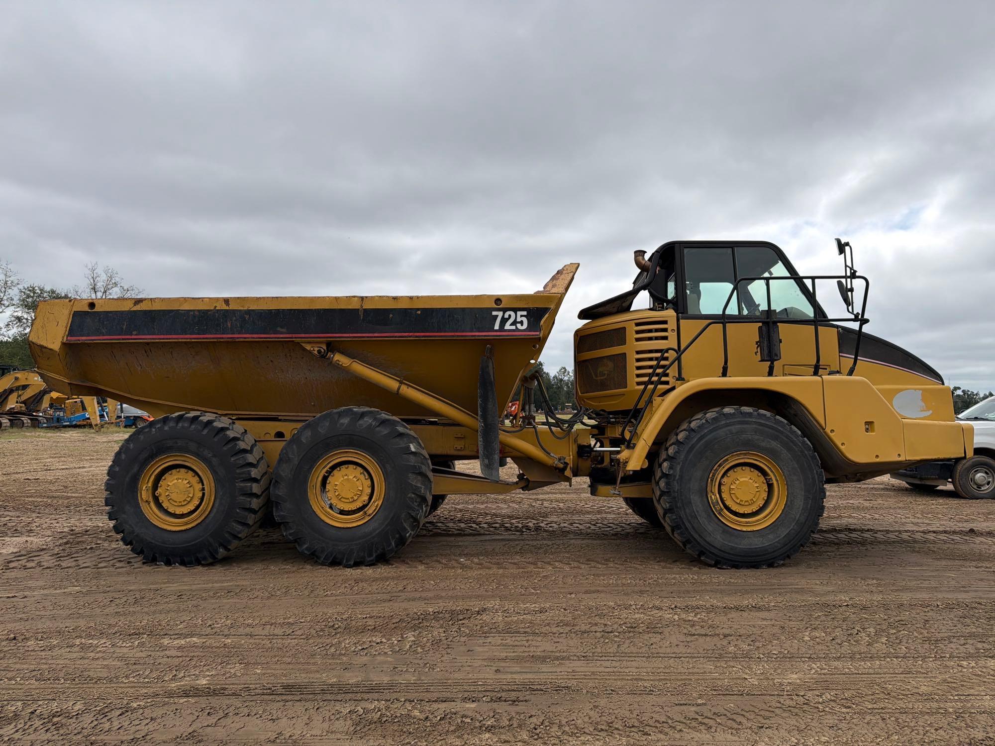 2005 Caterpillar 725