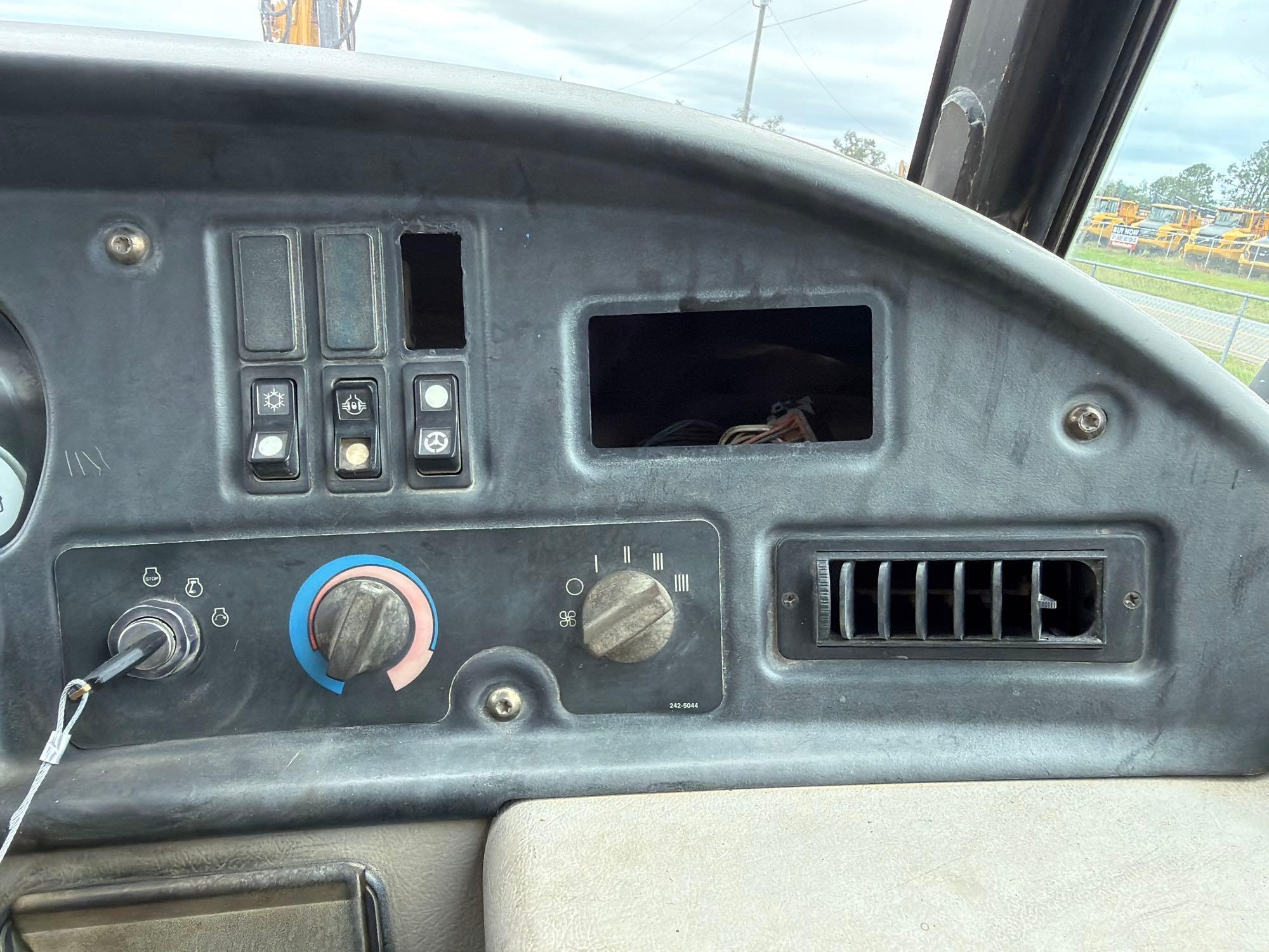 2005 Caterpillar 725