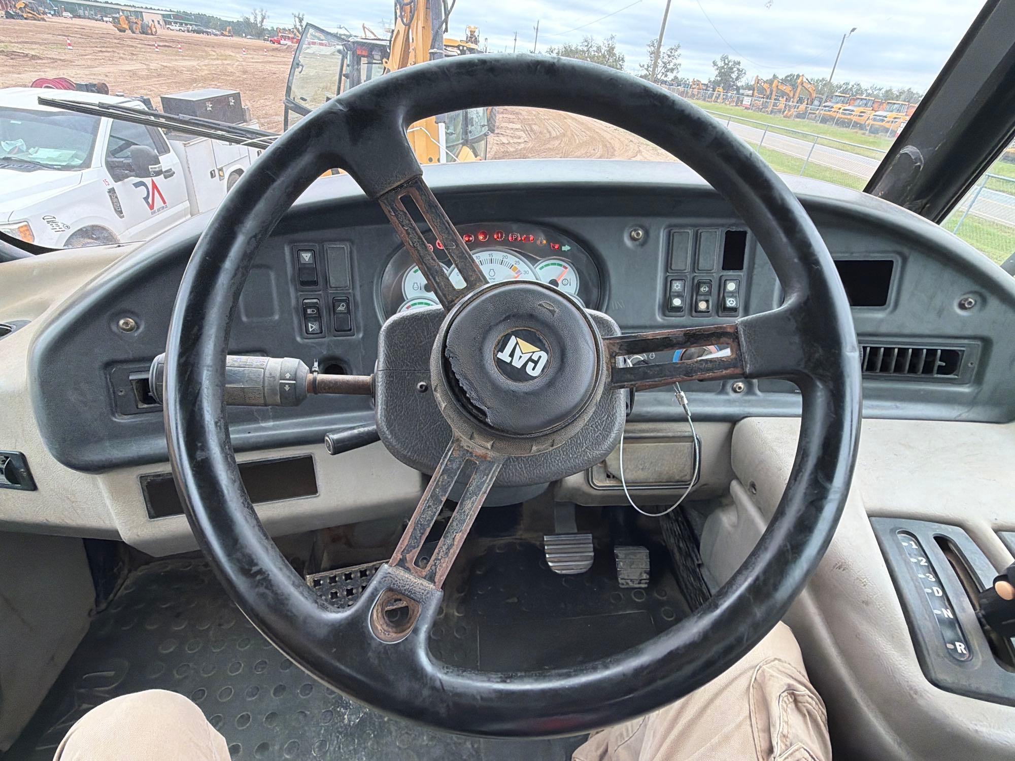 2005 Caterpillar 725