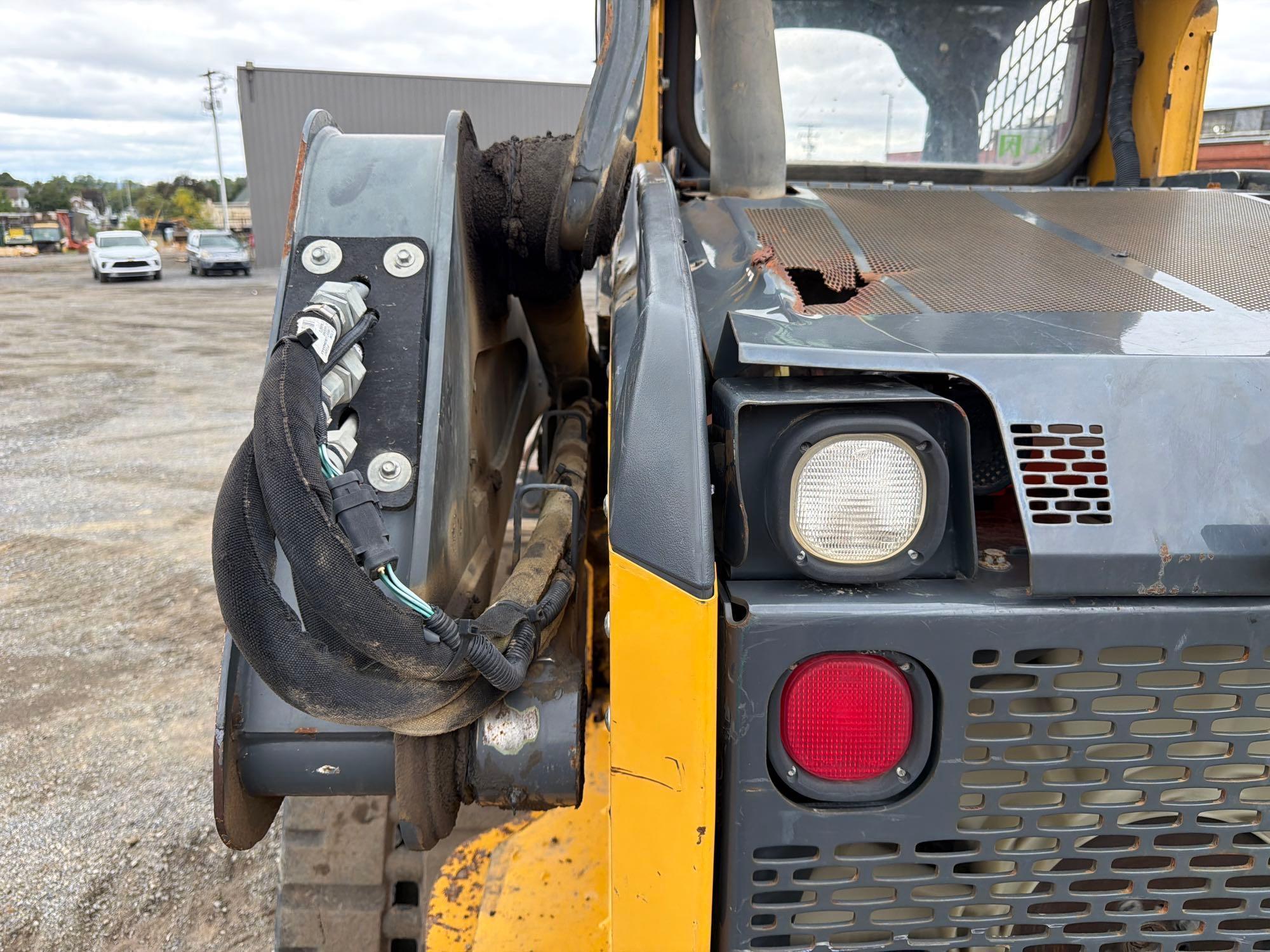 2017 John Deere 323