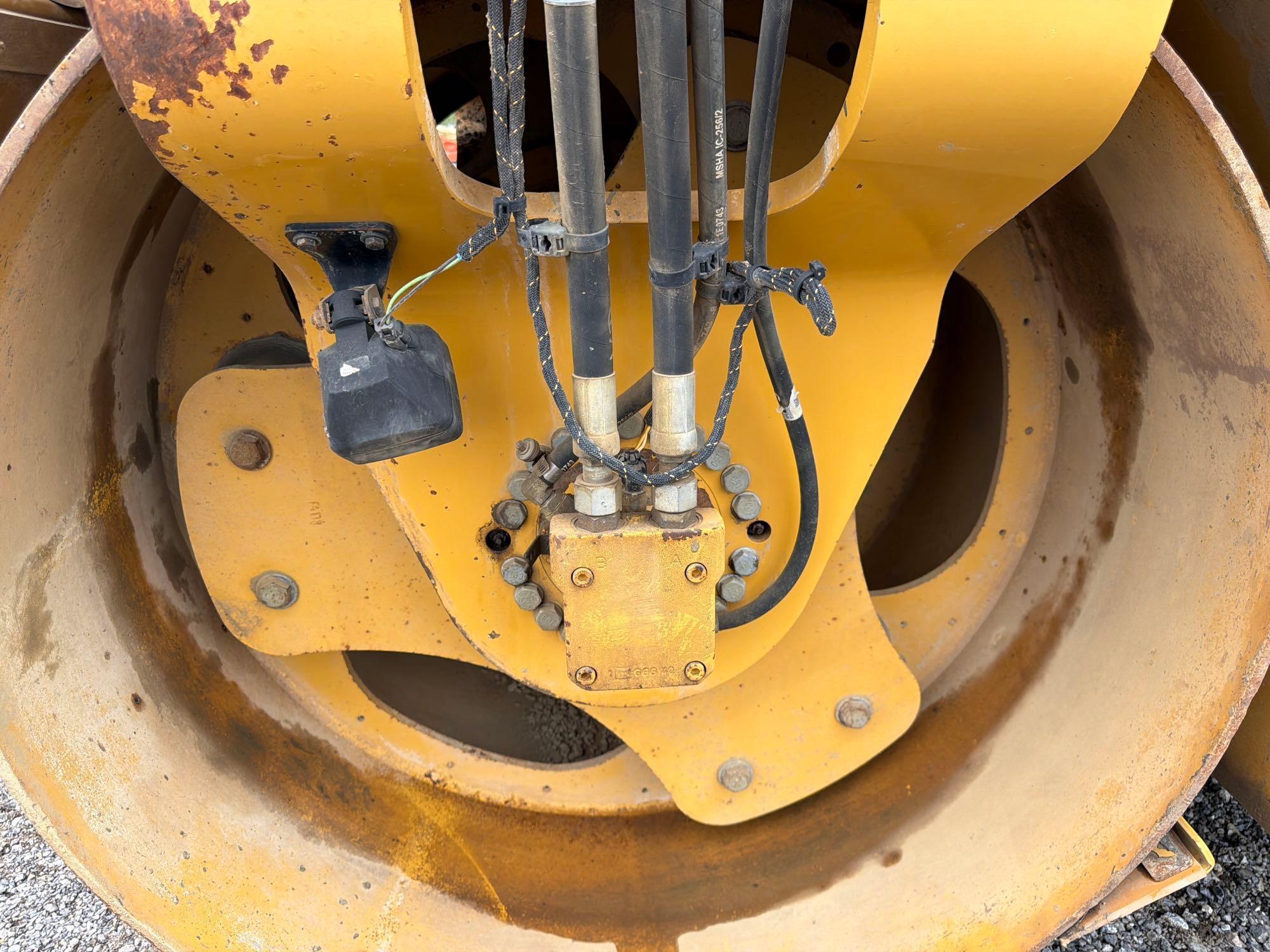 2011 Caterpillar CB44B