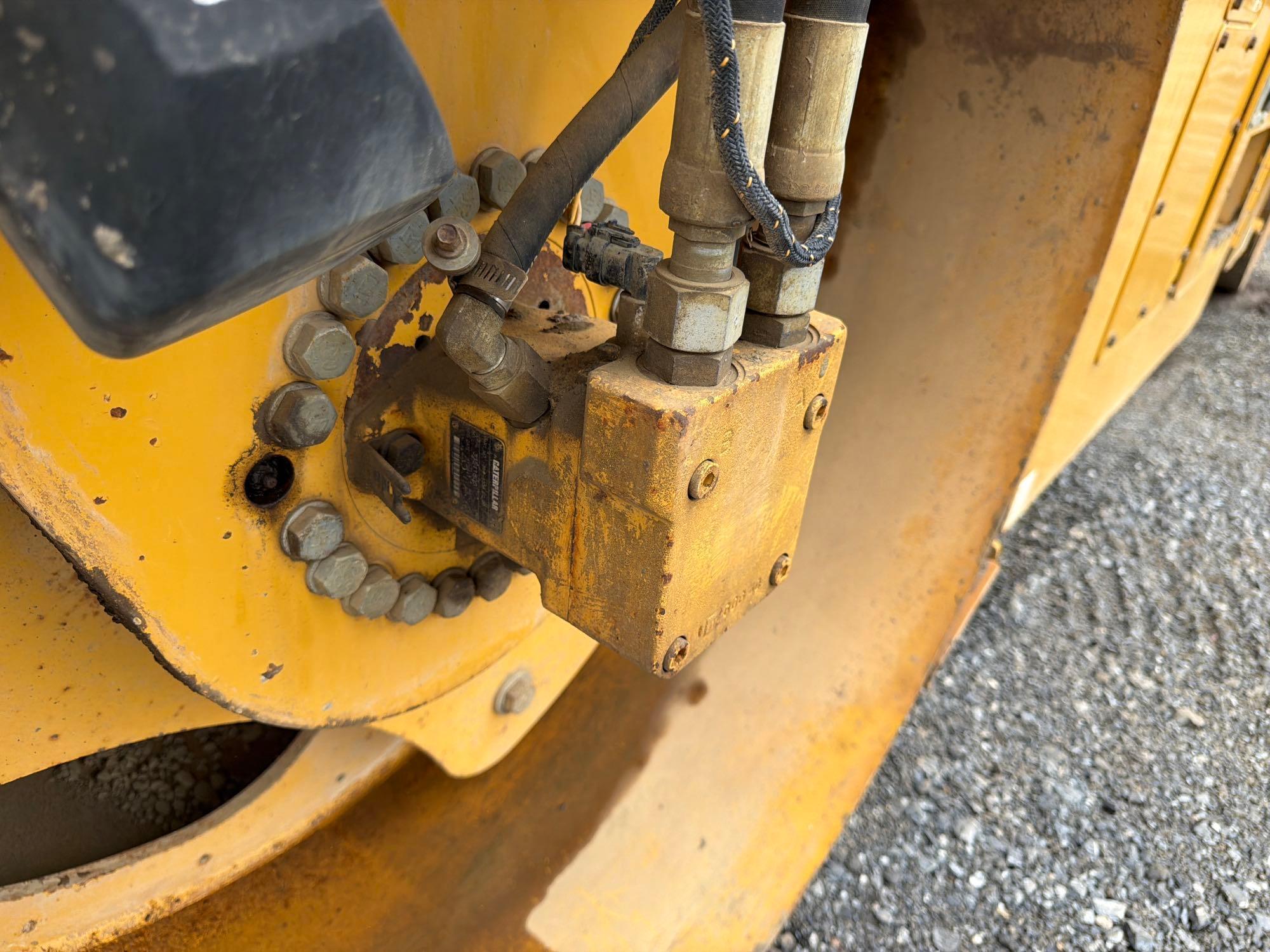 2011 Caterpillar CB44B