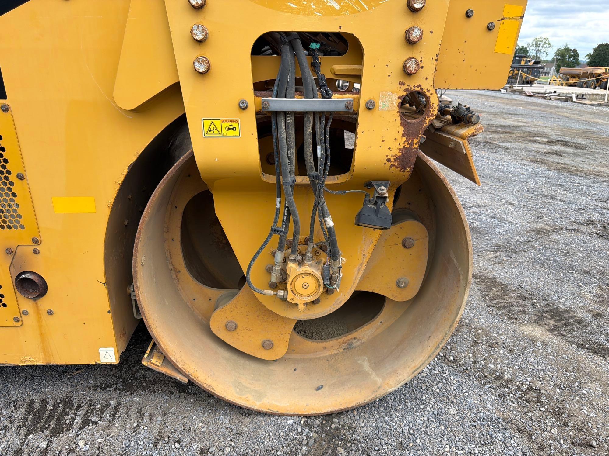2011 Caterpillar CB44B