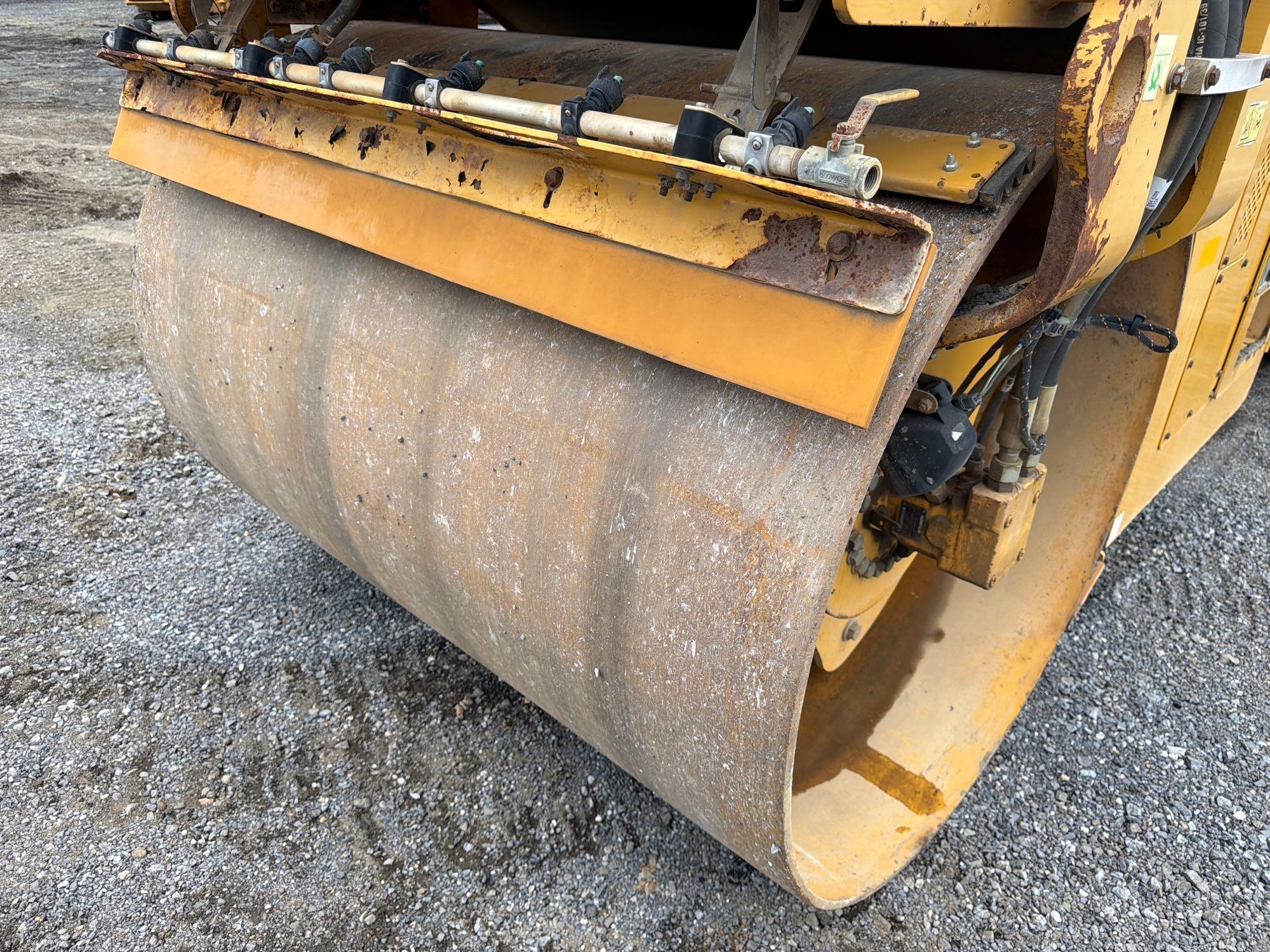 2011 Caterpillar CB44B