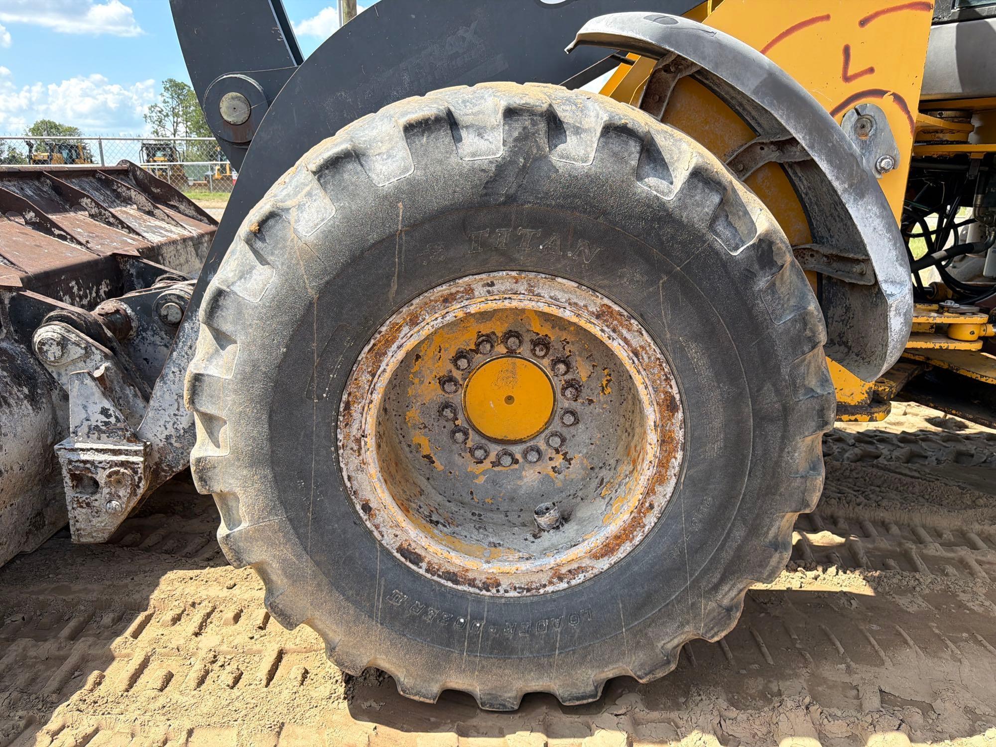 John Deere 624J