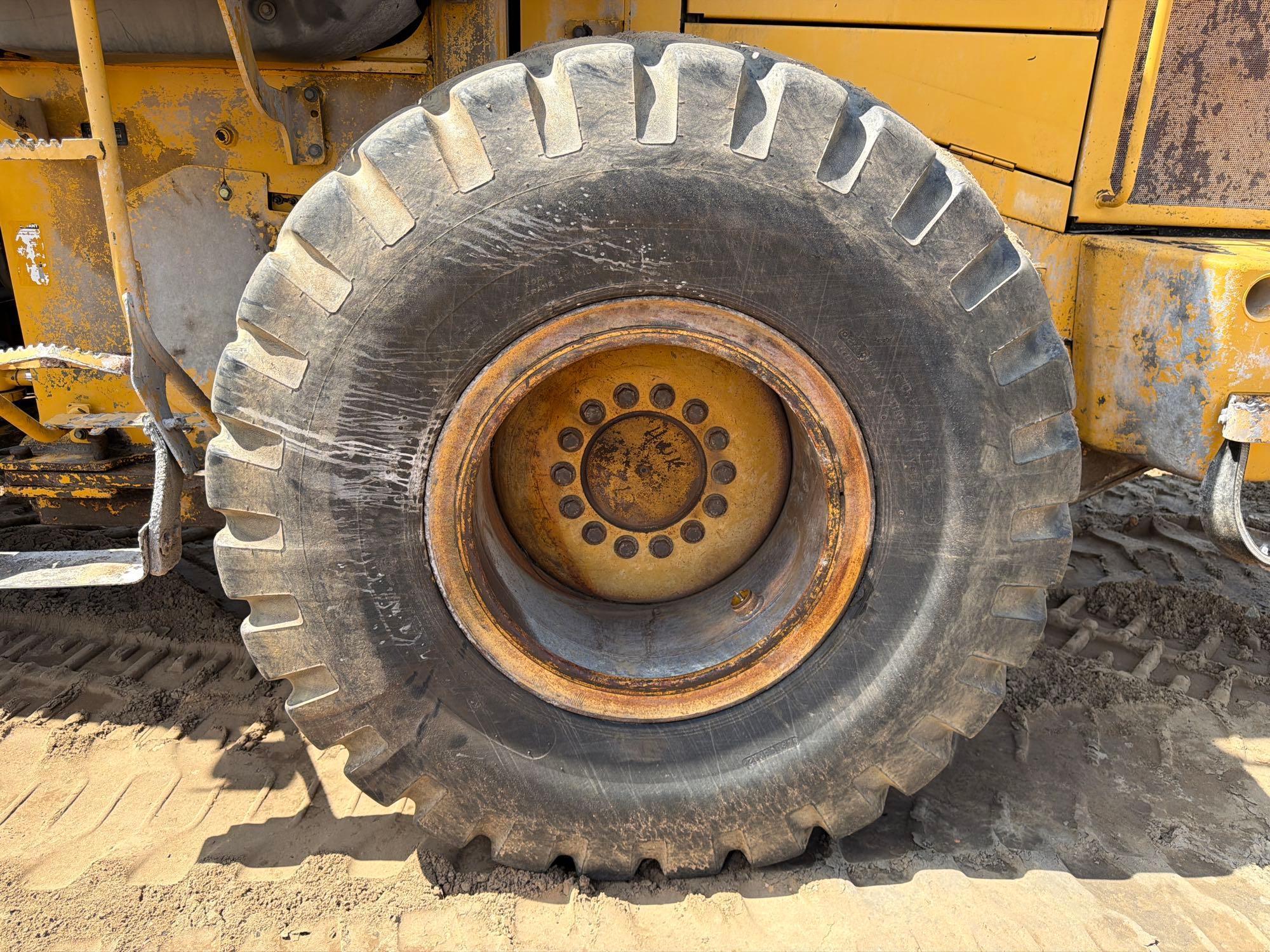 John Deere 624J