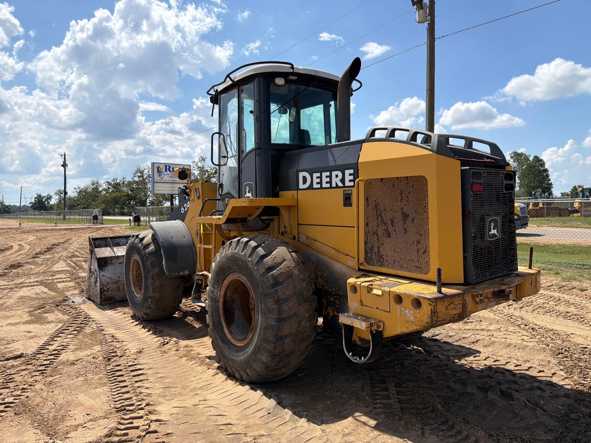 John Deere 624J