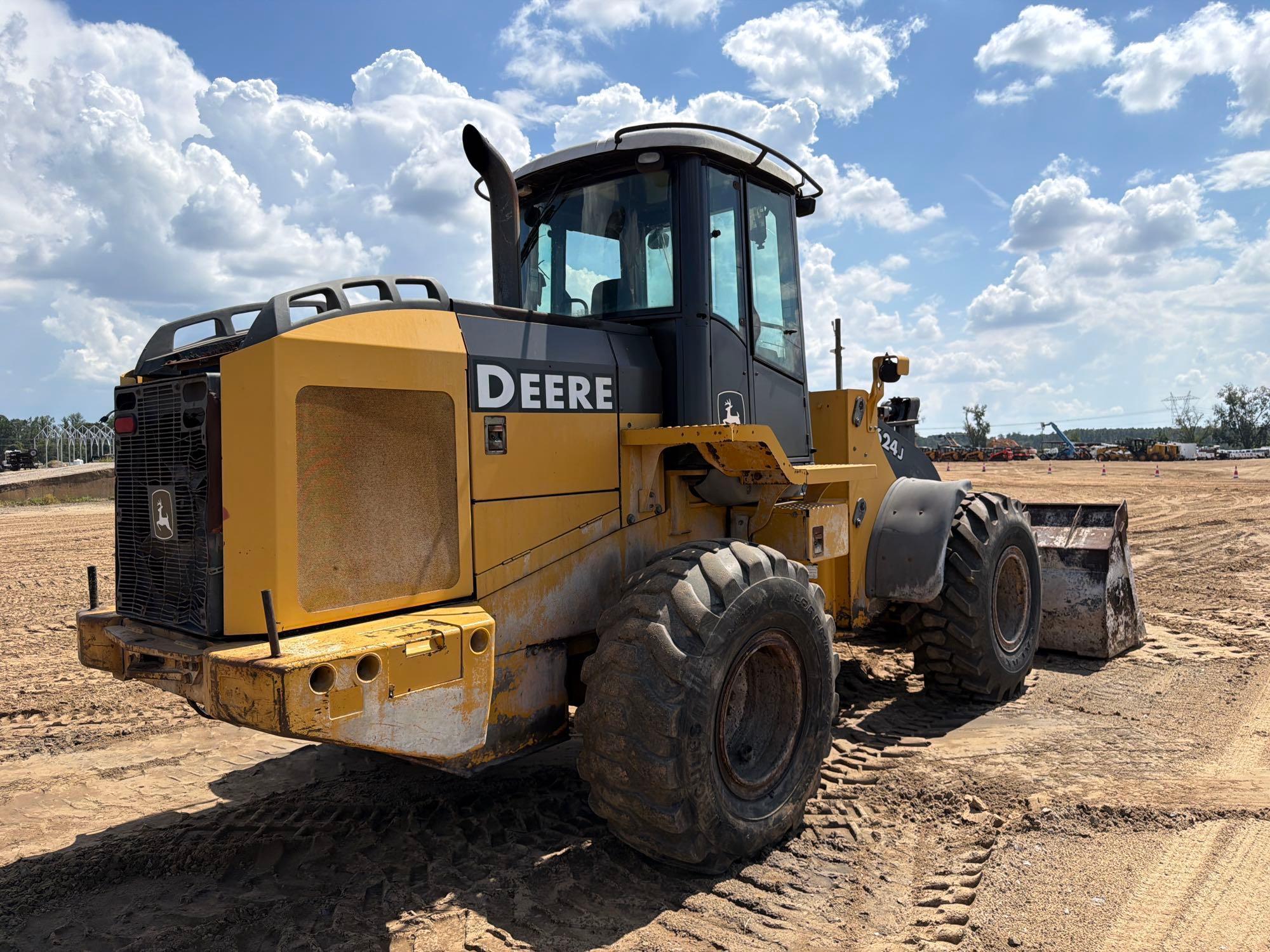 John Deere 624J