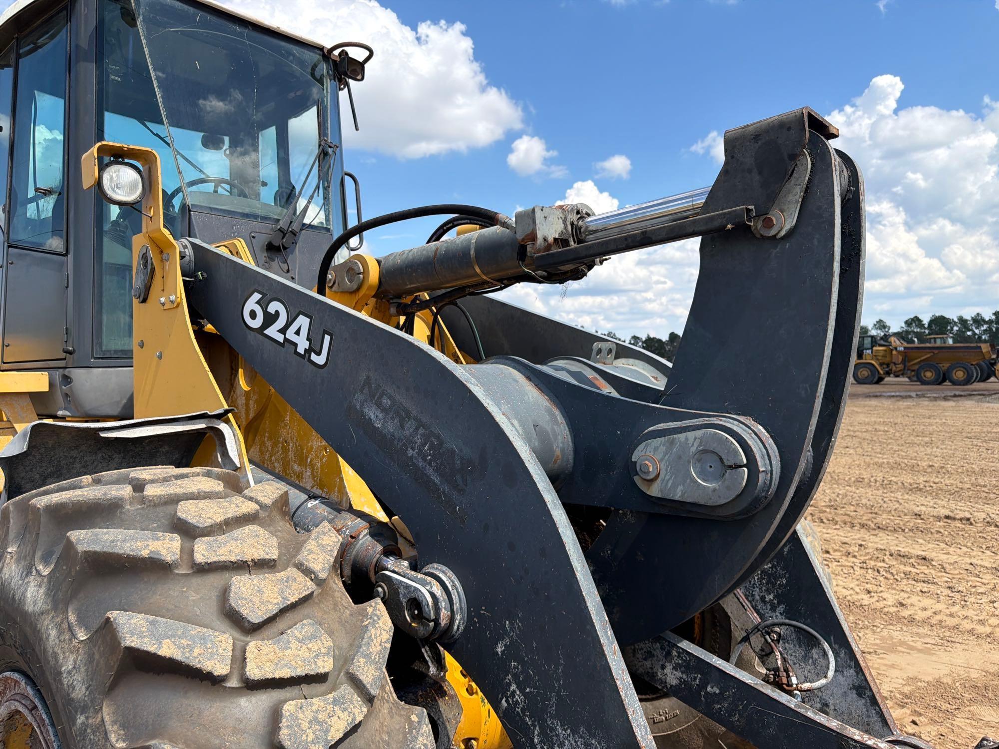 John Deere 624J