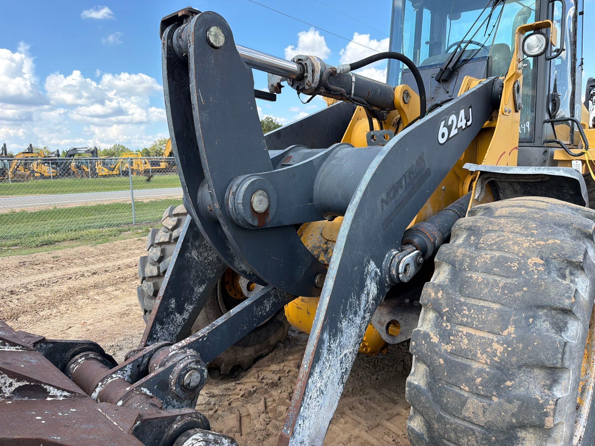 John Deere 624J