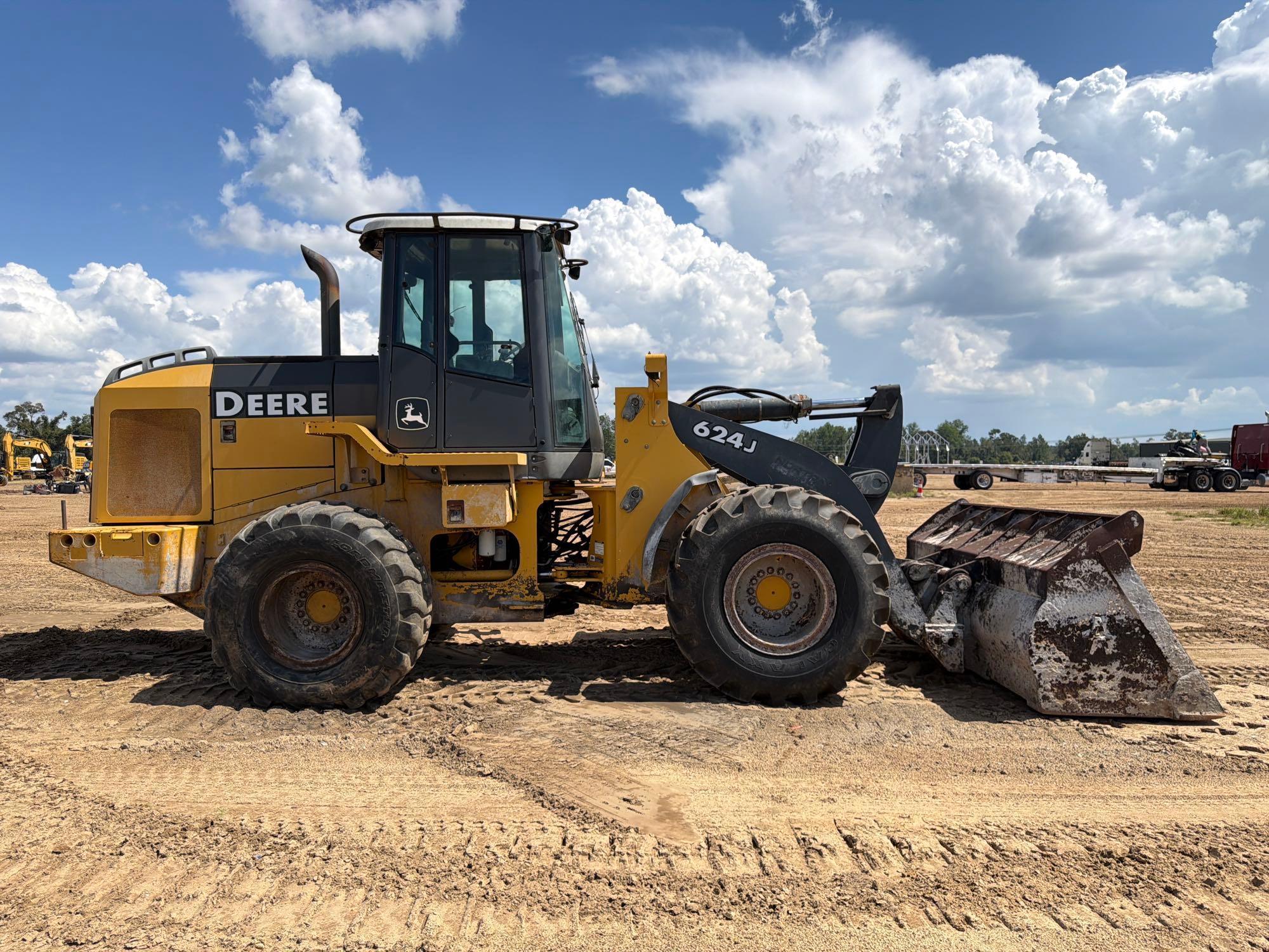 John Deere 624J