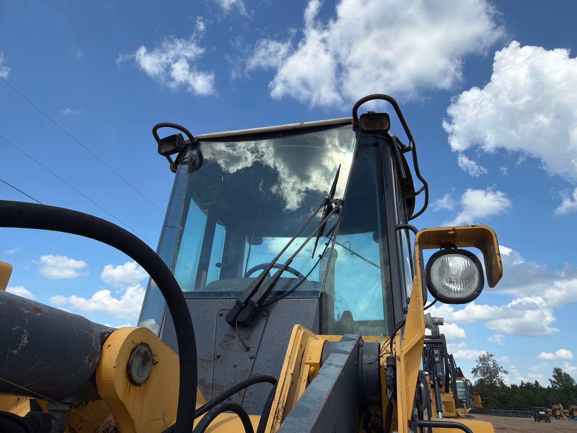 John Deere 624J