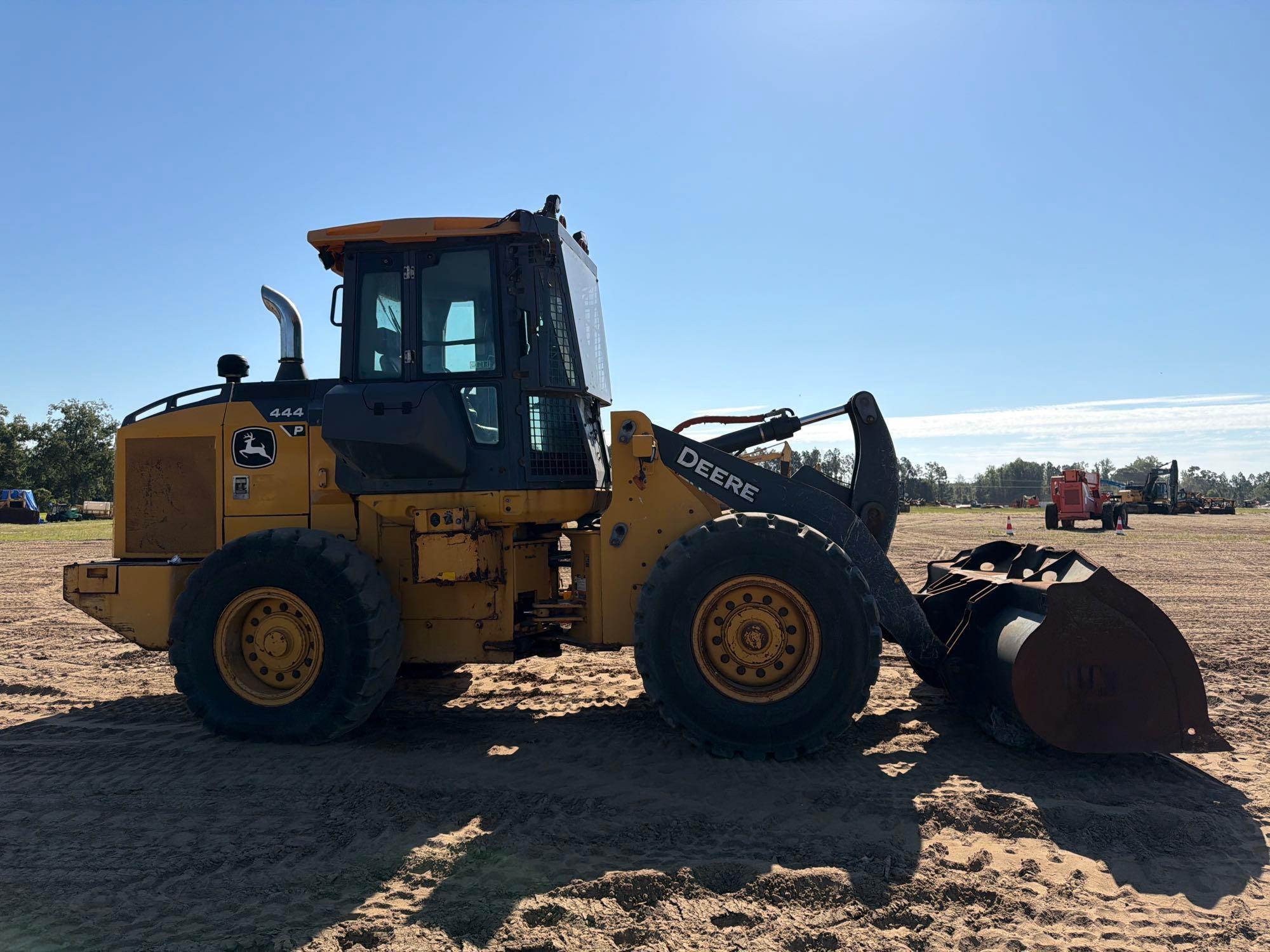 John Deere 444