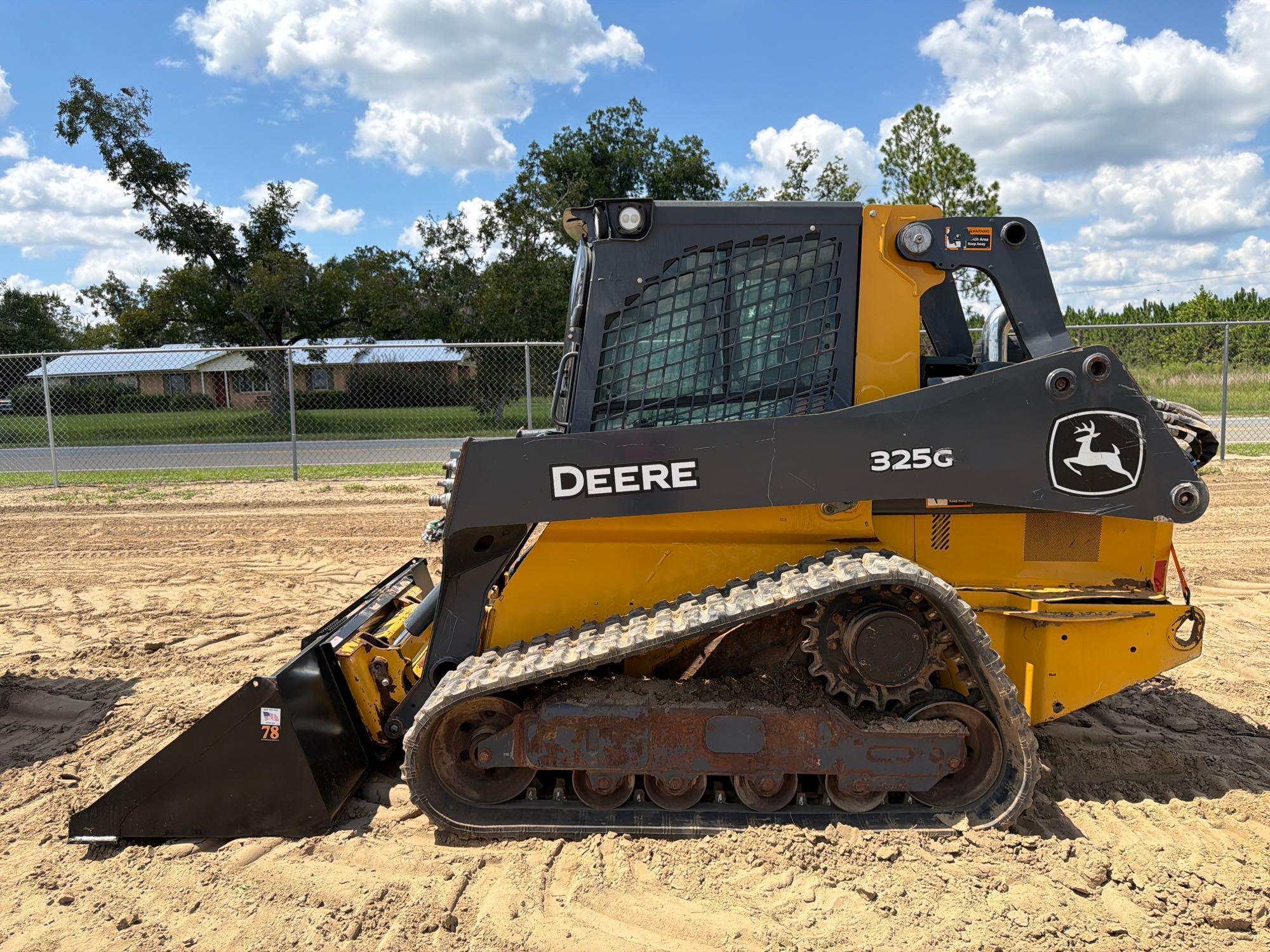 John Deere 325G