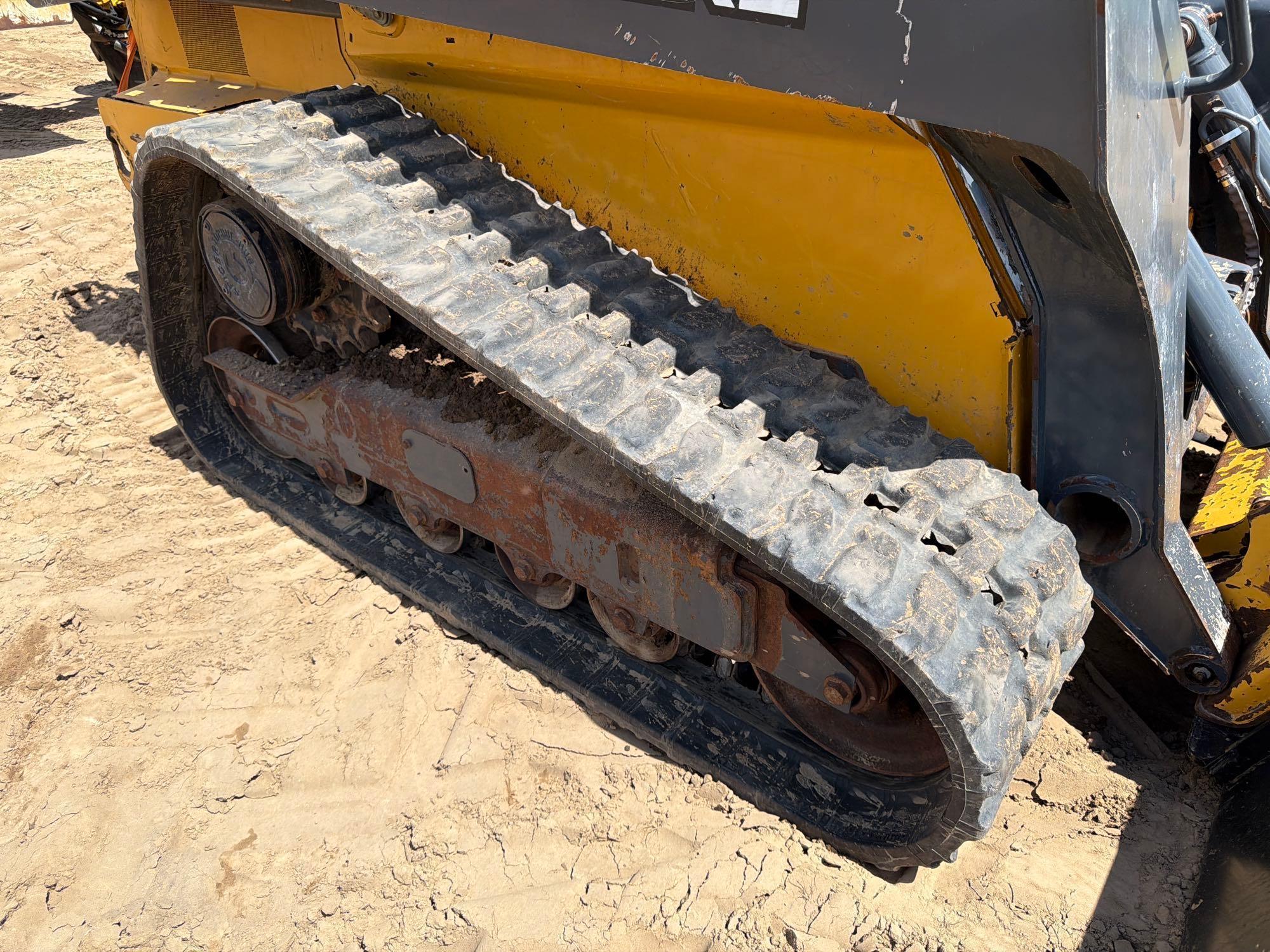John Deere 325G