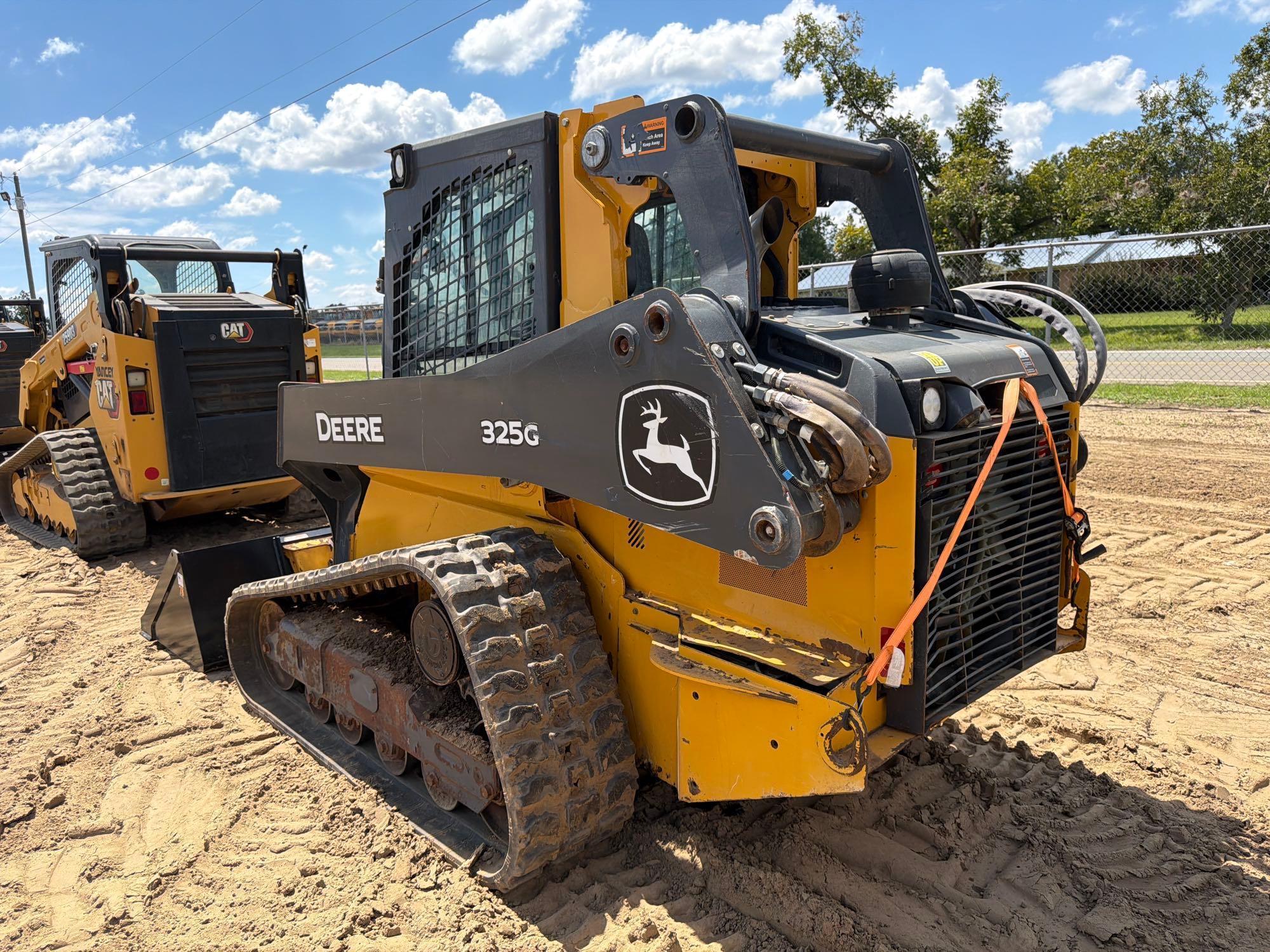 John Deere 325G