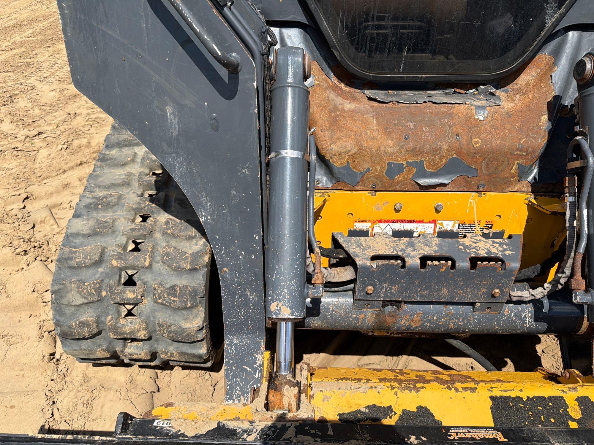 John Deere 325G