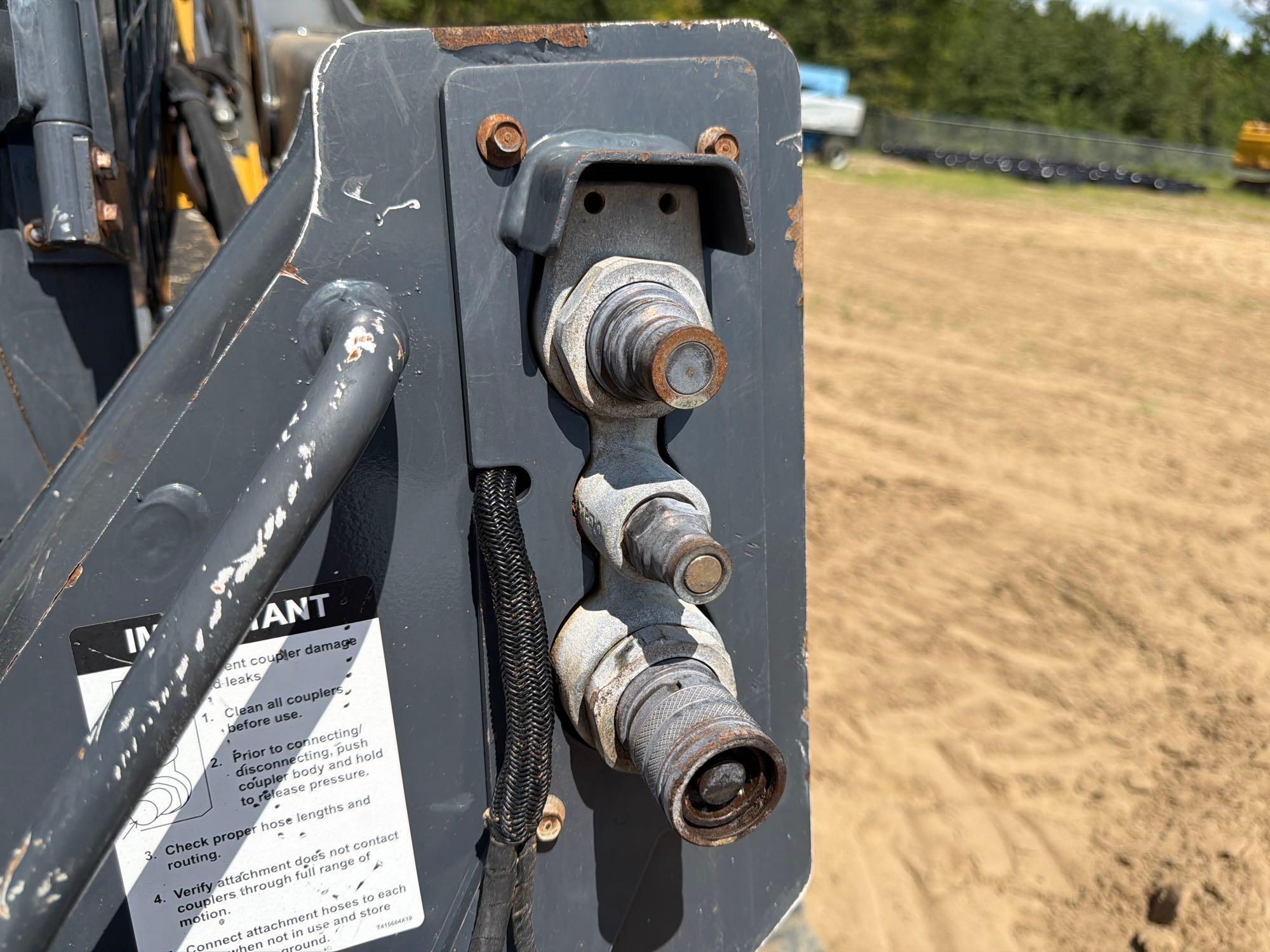 John Deere 325G