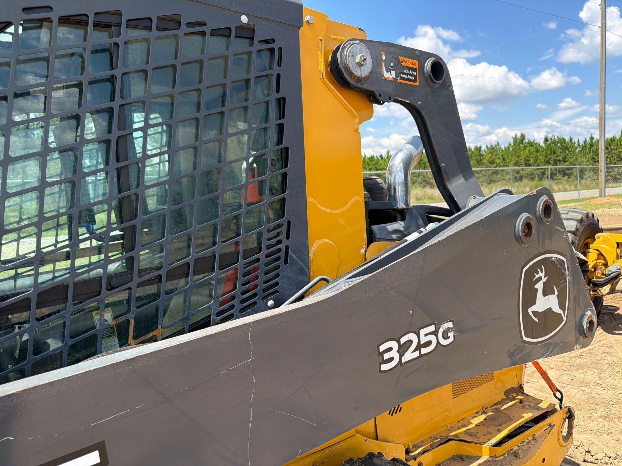 John Deere 325G