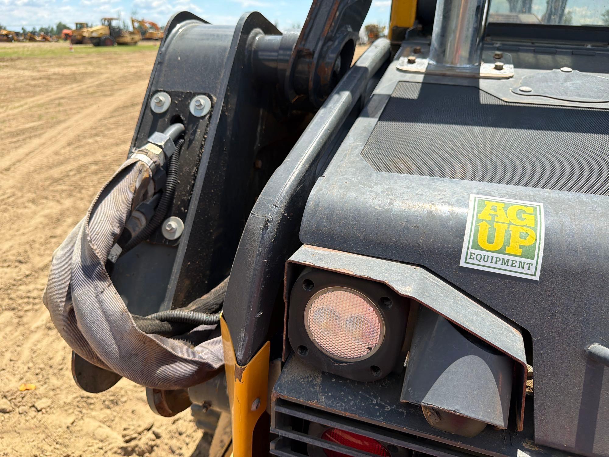 John Deere 325G