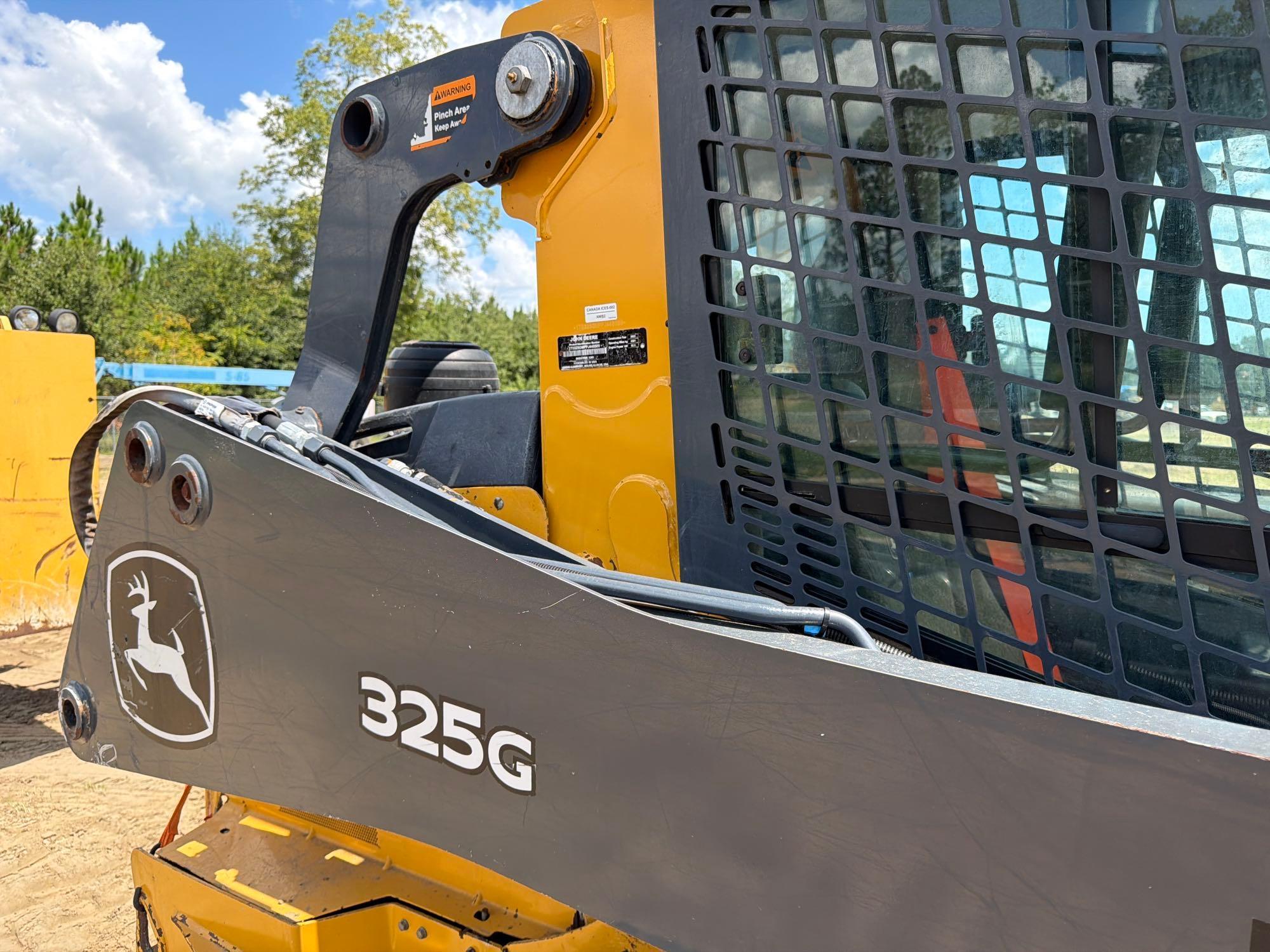John Deere 325G
