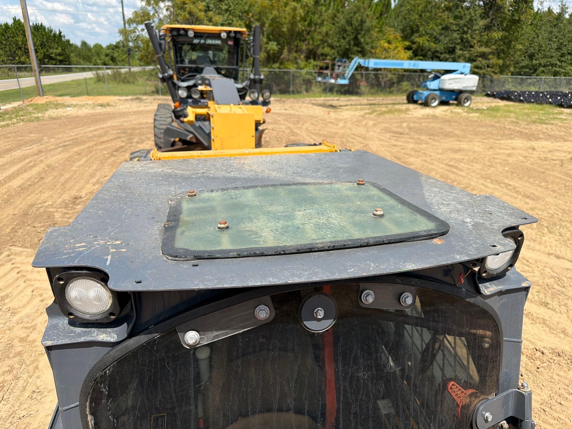 John Deere 325G