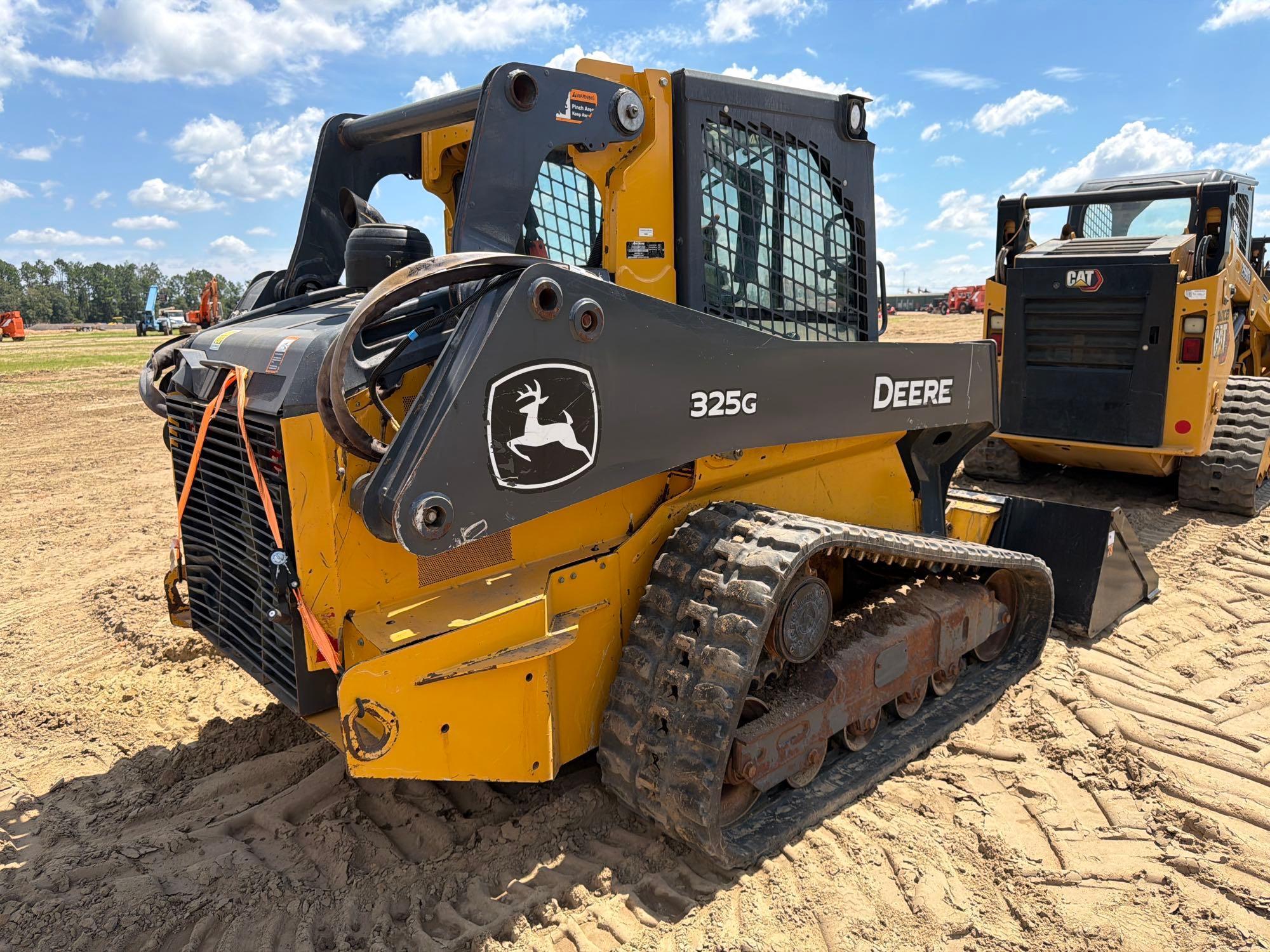 John Deere 325G