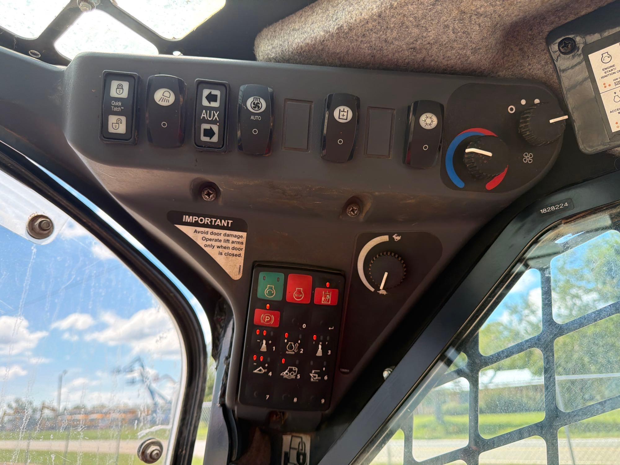 John Deere 325G