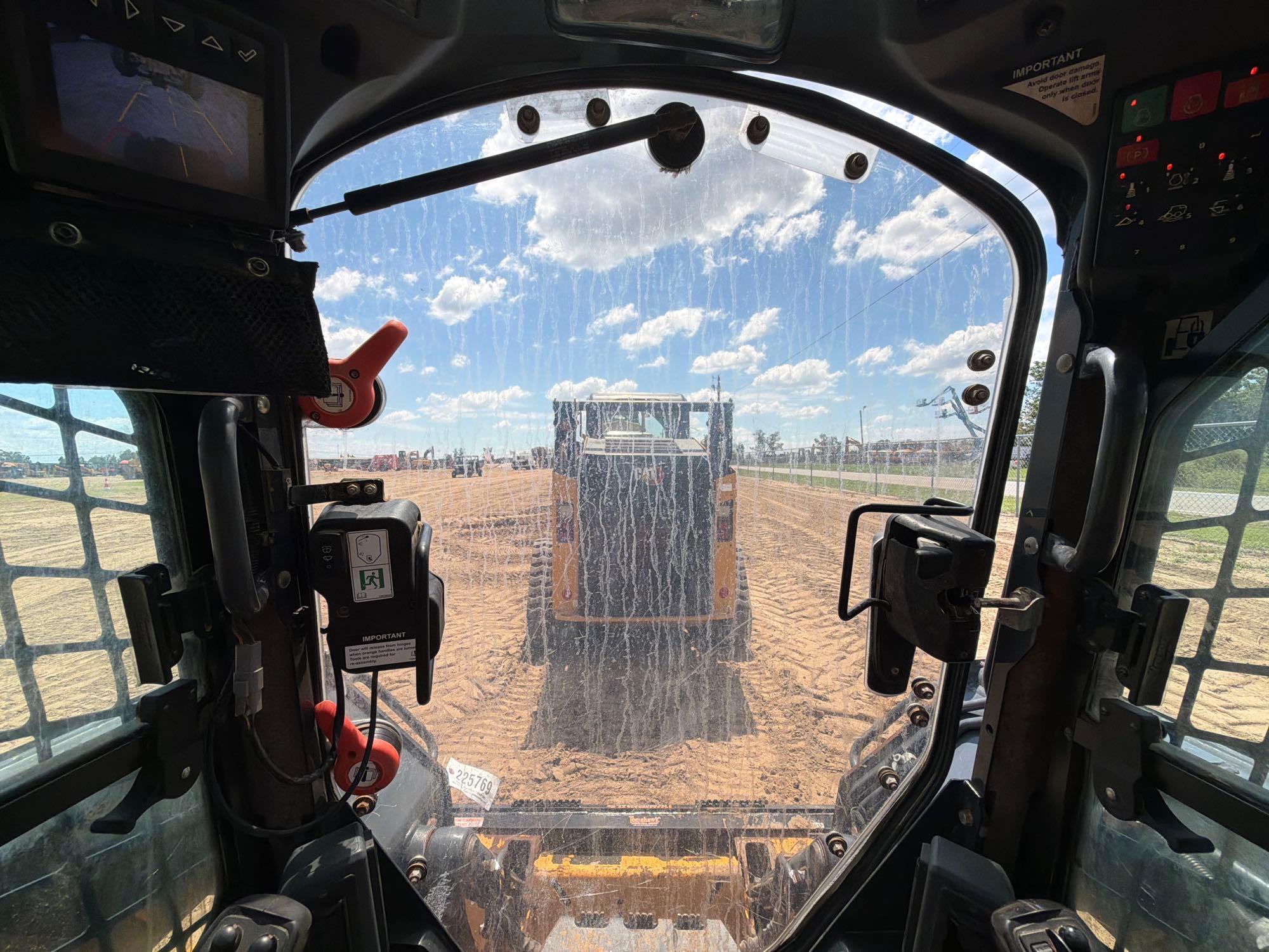 John Deere 325G