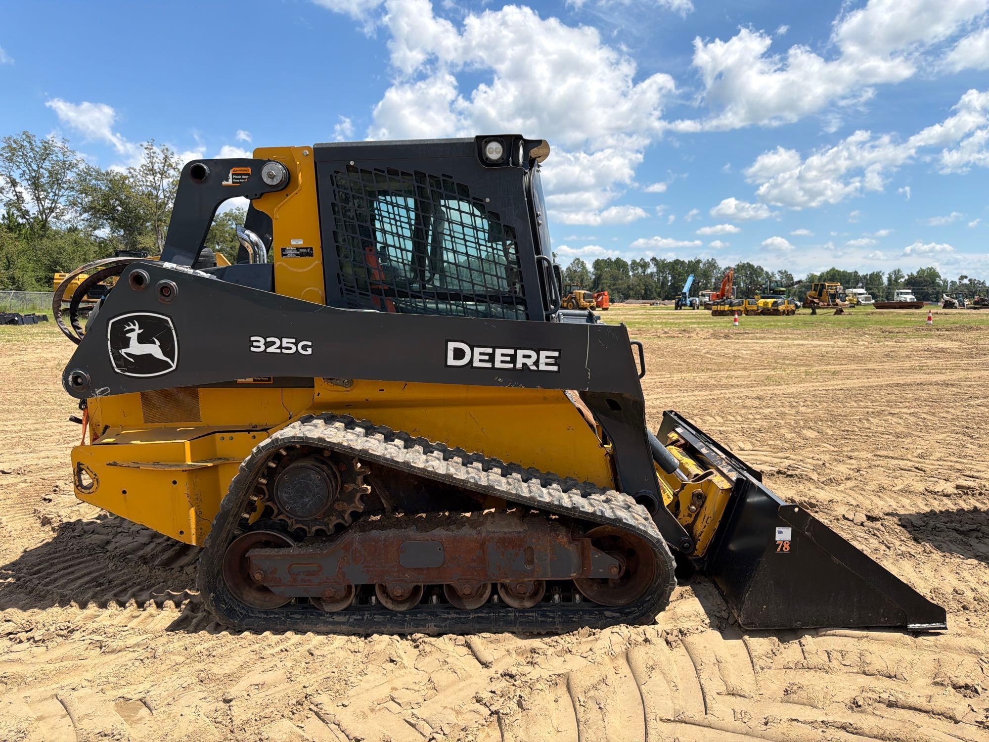 John Deere 325G
