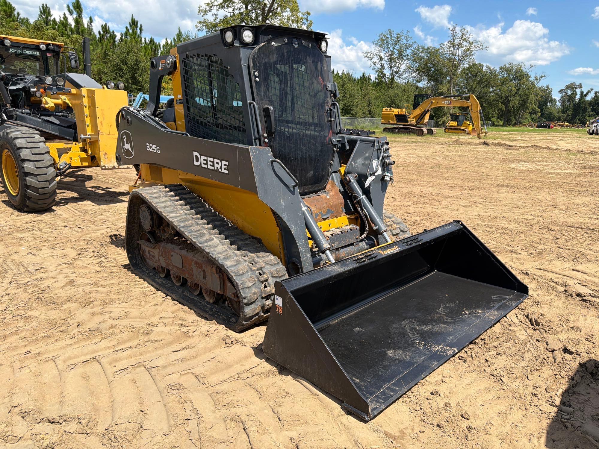 John Deere 325G