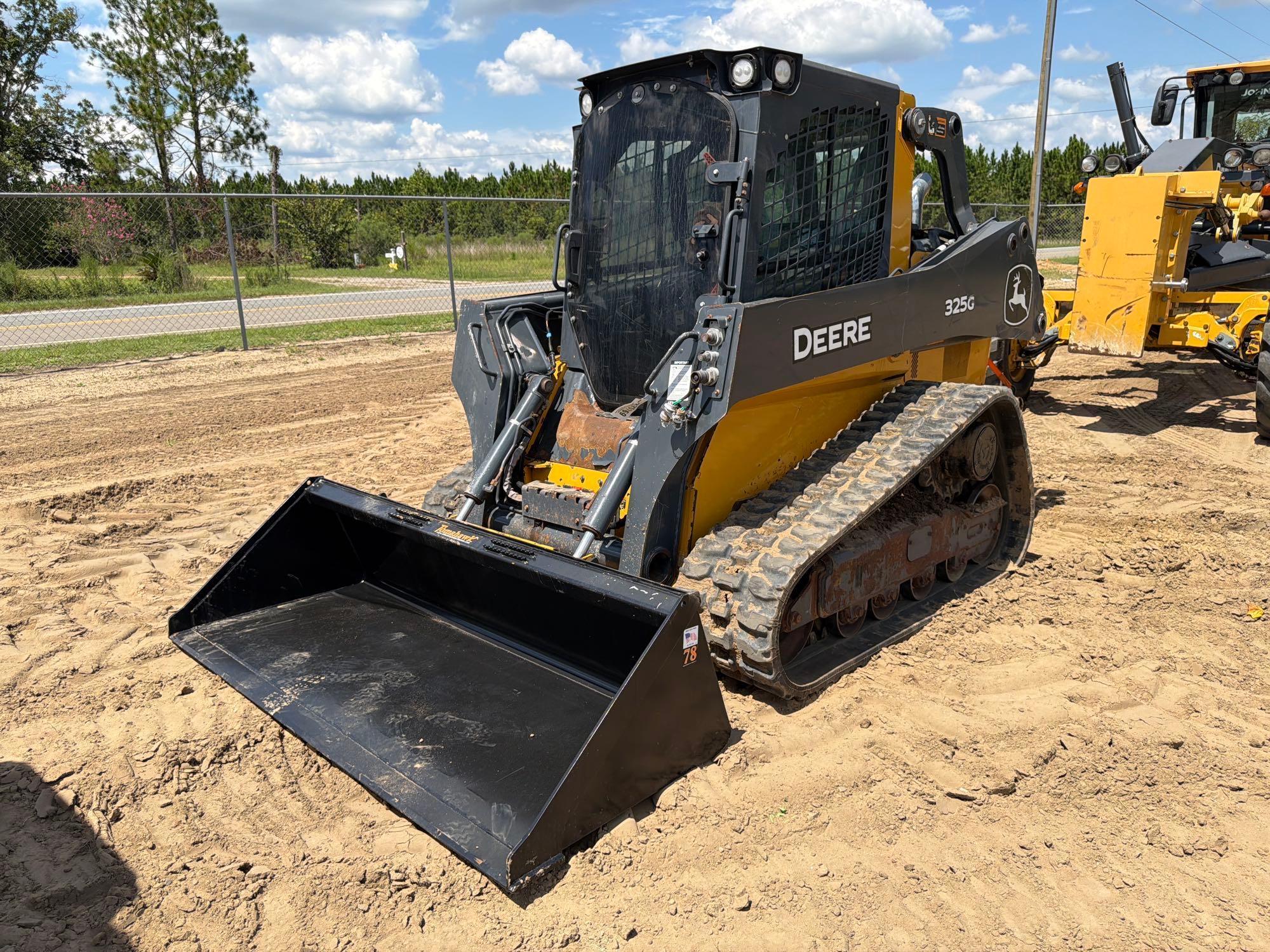 John Deere 325G