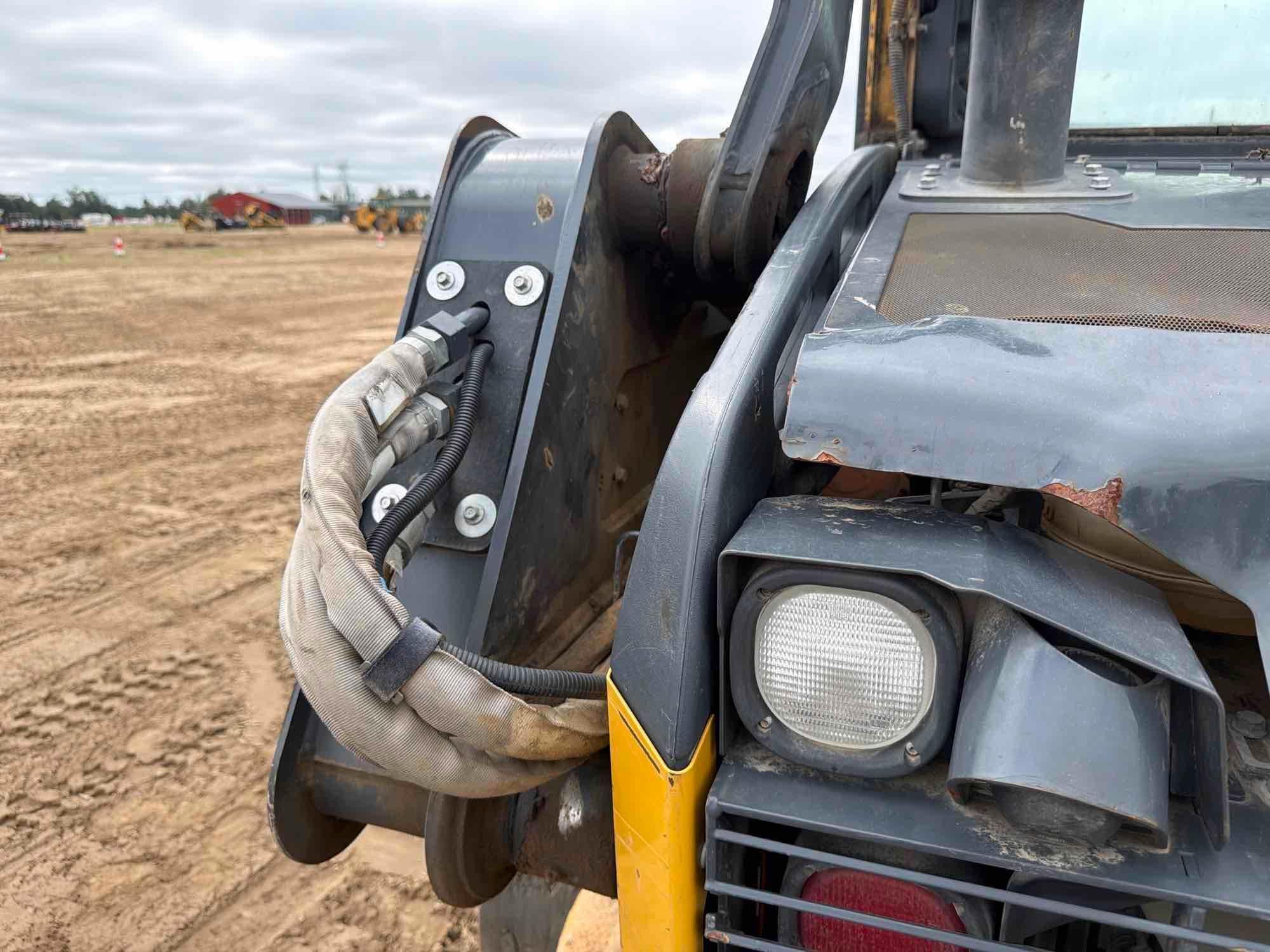 2022 John Deere 325G