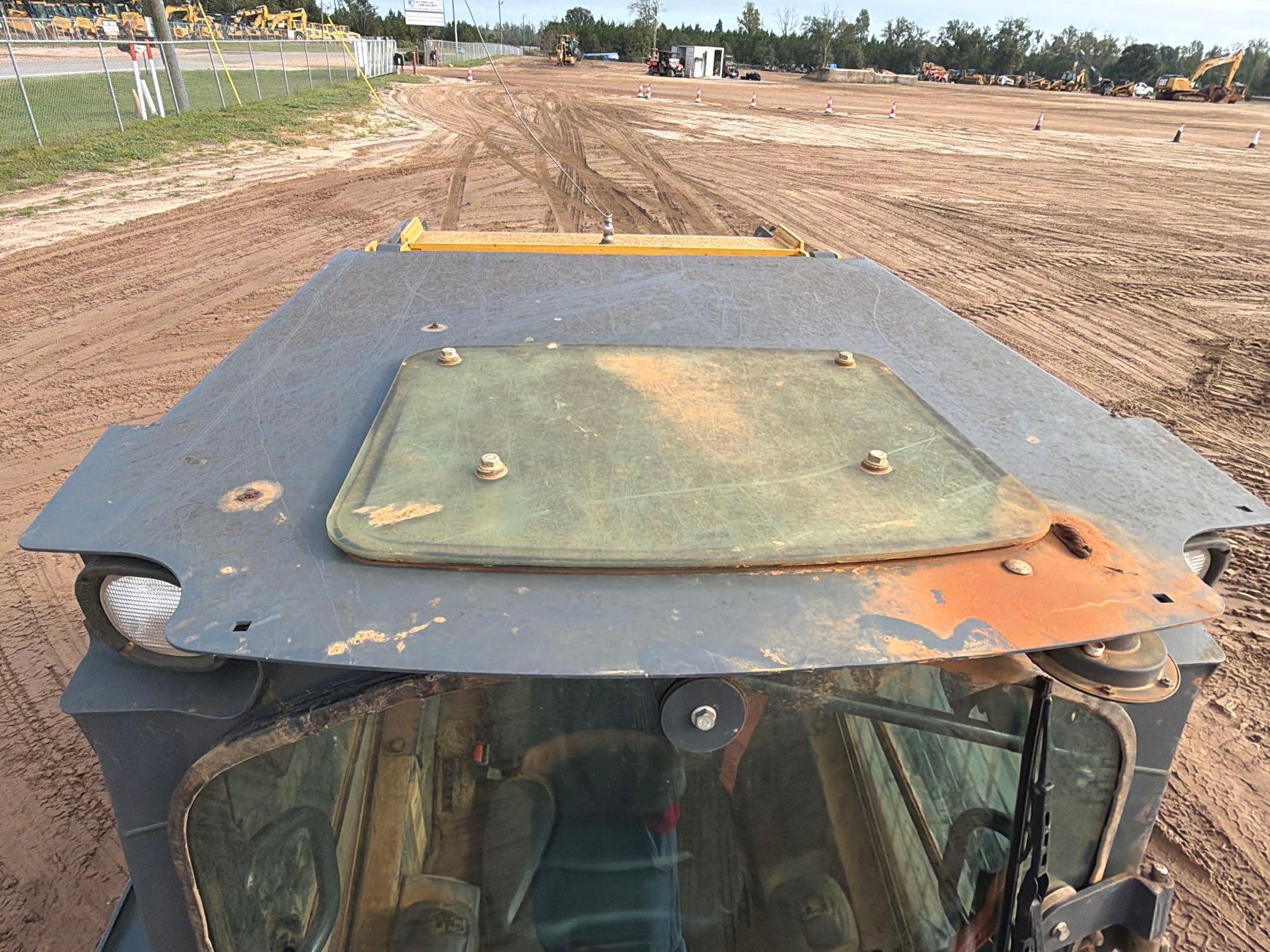 2022 John Deere 325G