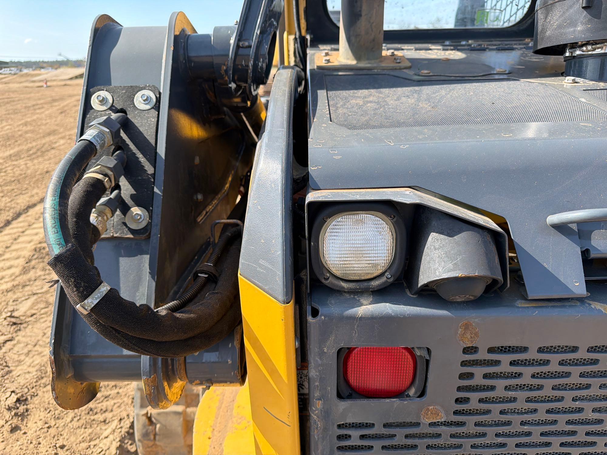 2018 John Deere 325