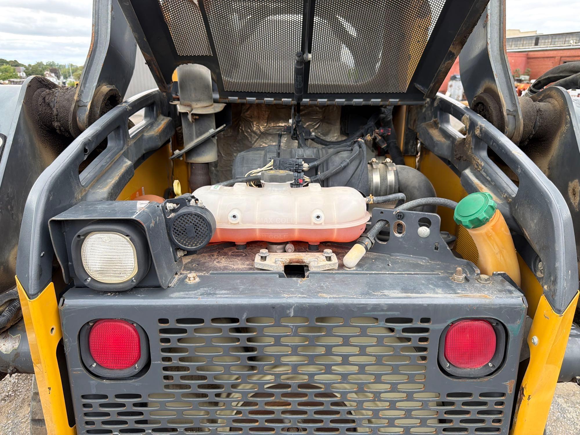 2017 John Deere 323