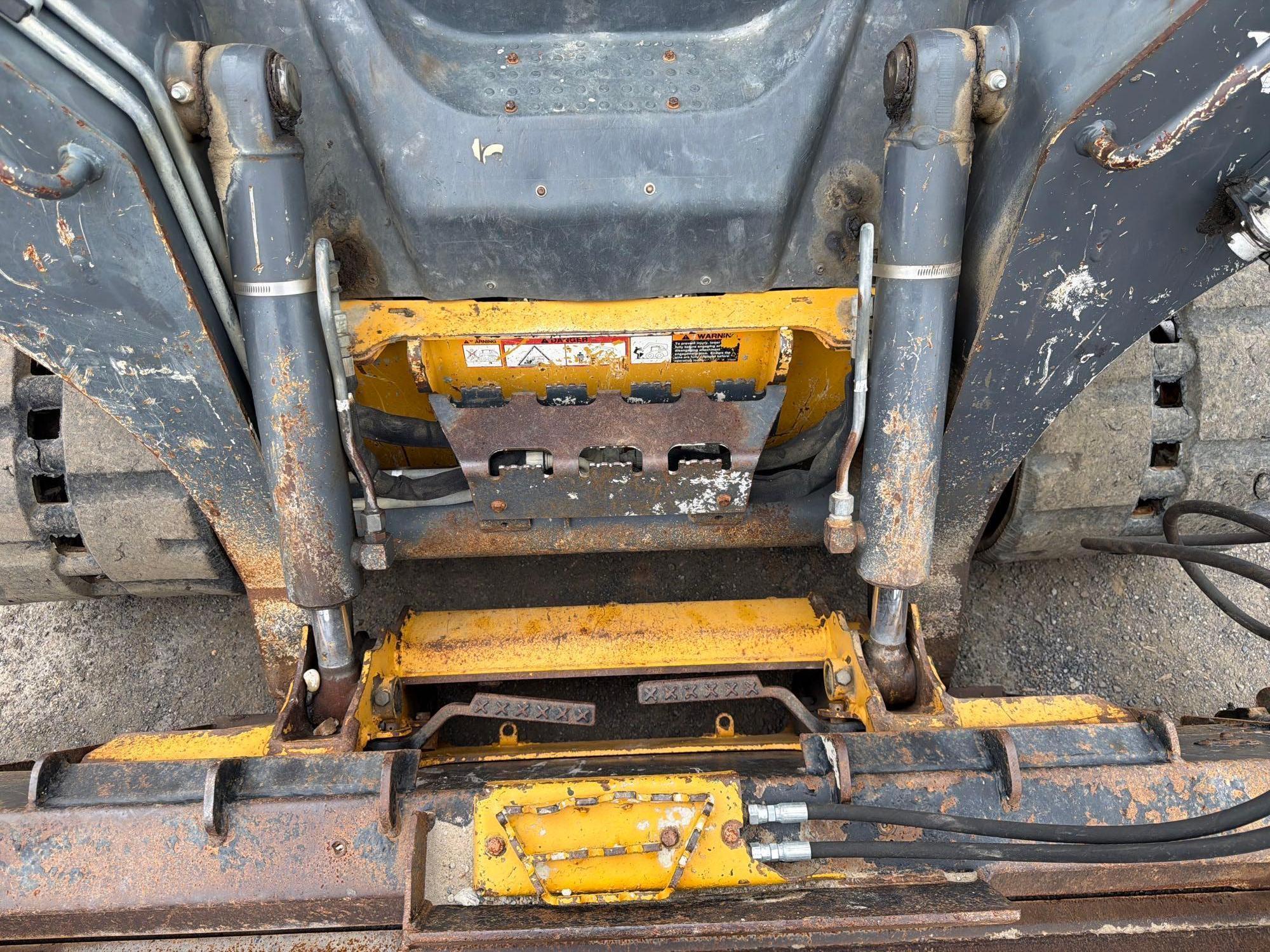 2017 John Deere 323