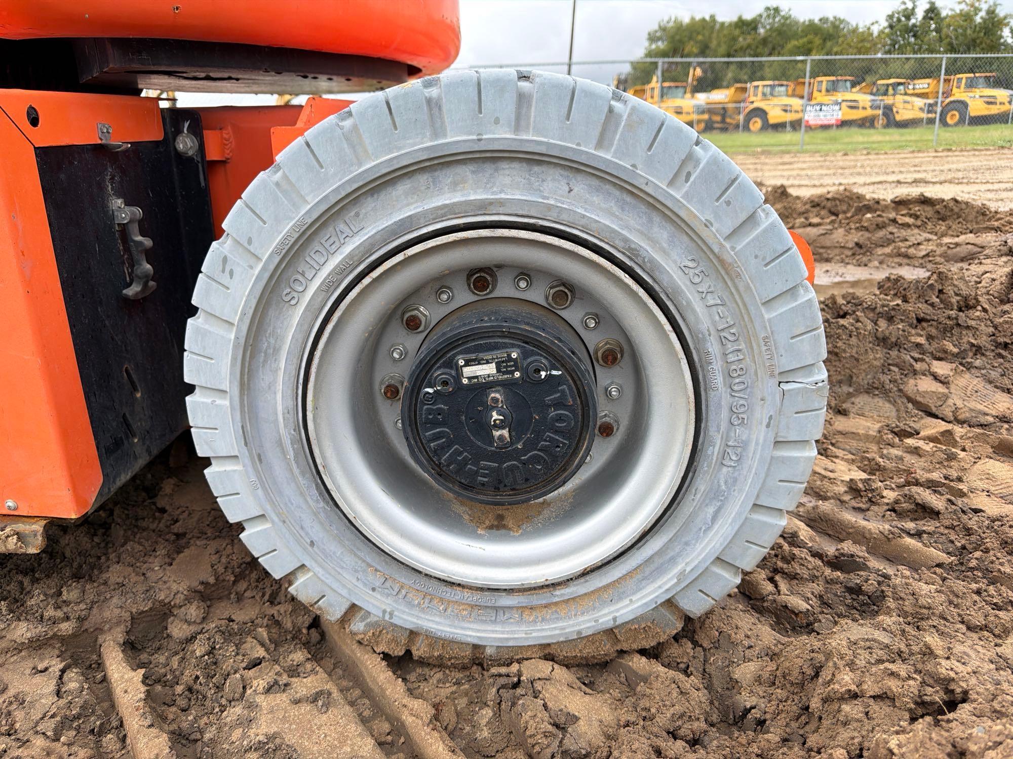 2017 JLG E400A