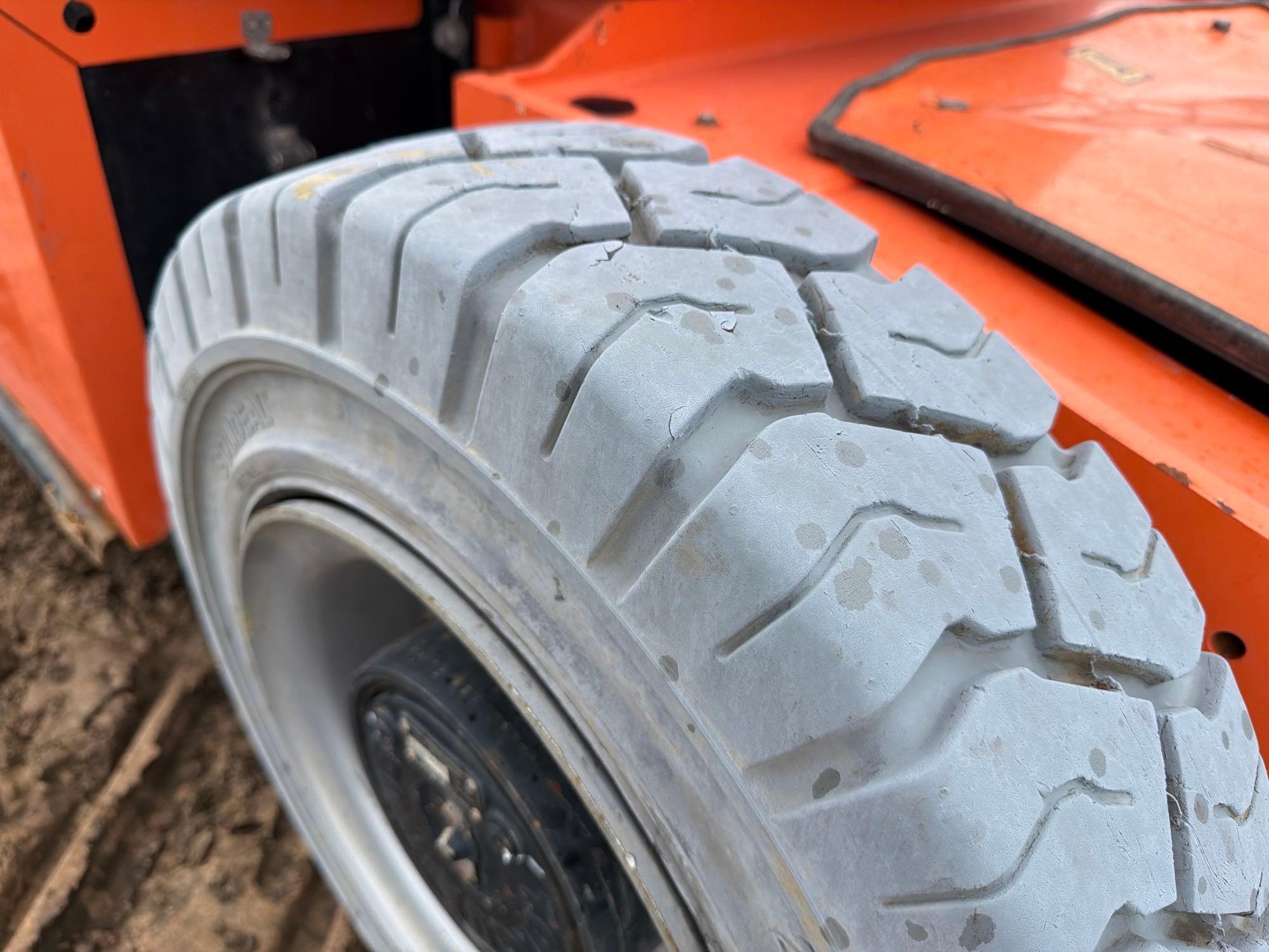 2017 JLG E400A