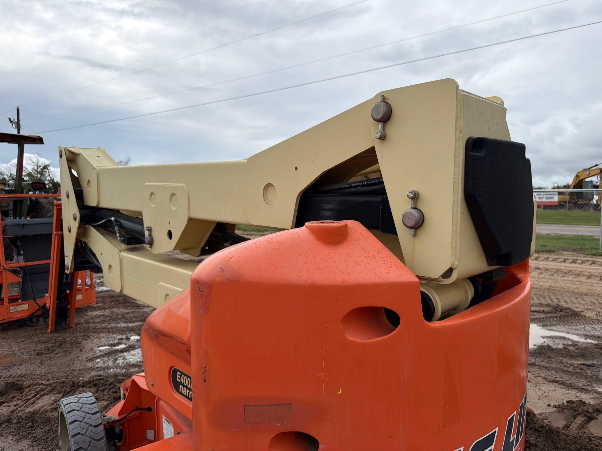 2017 JLG E400A