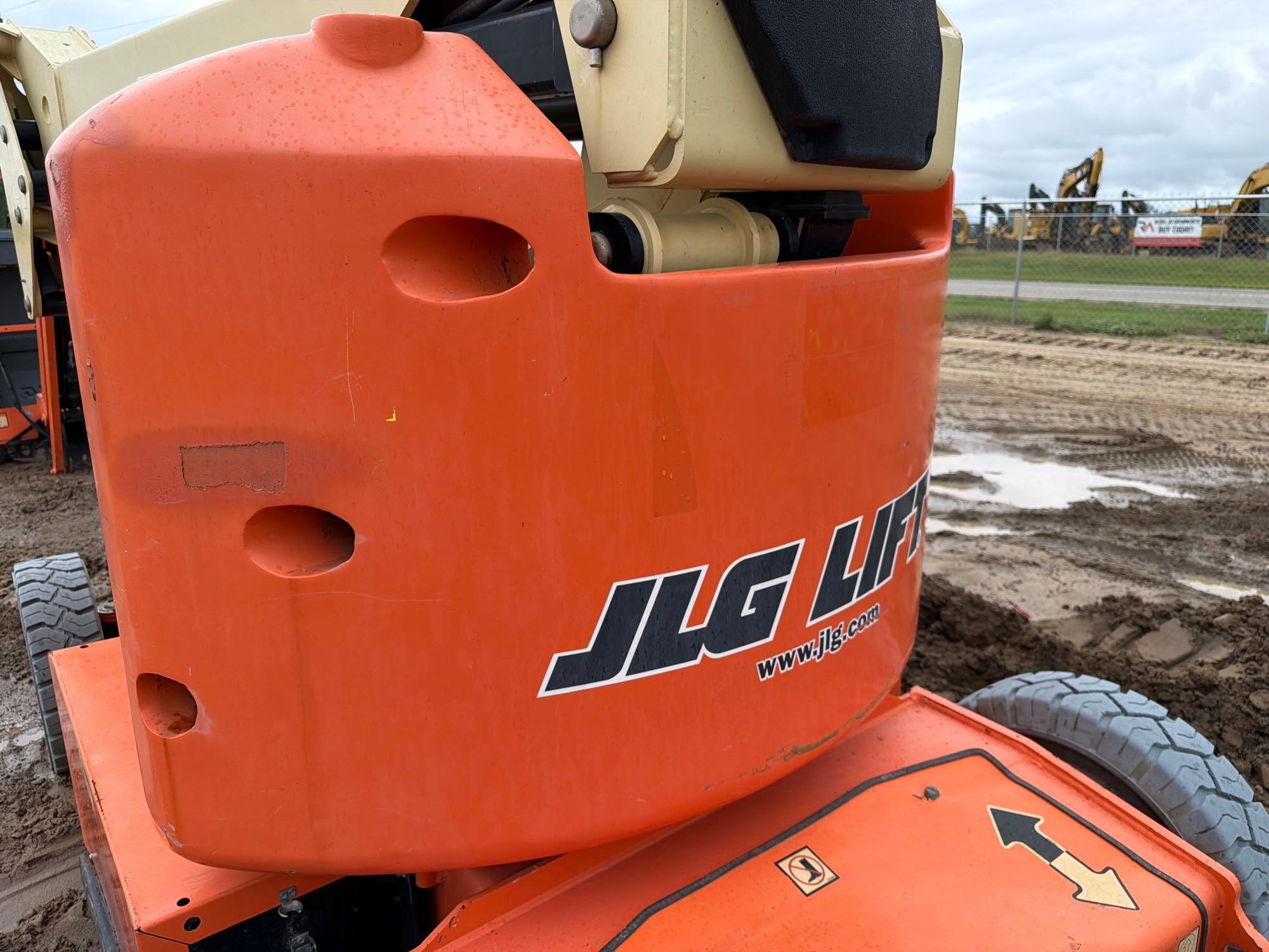 2017 JLG E400A