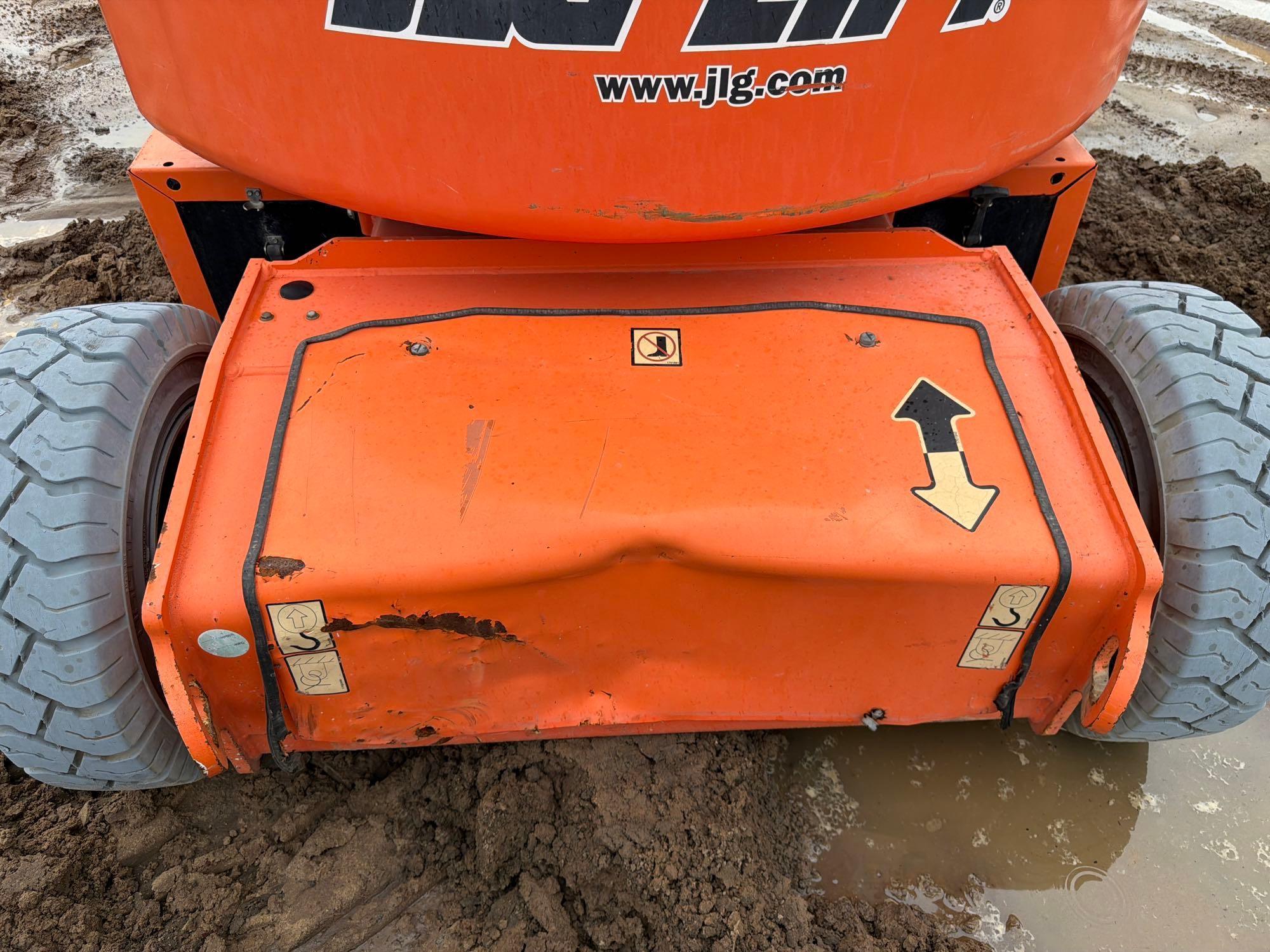 2017 JLG E400A